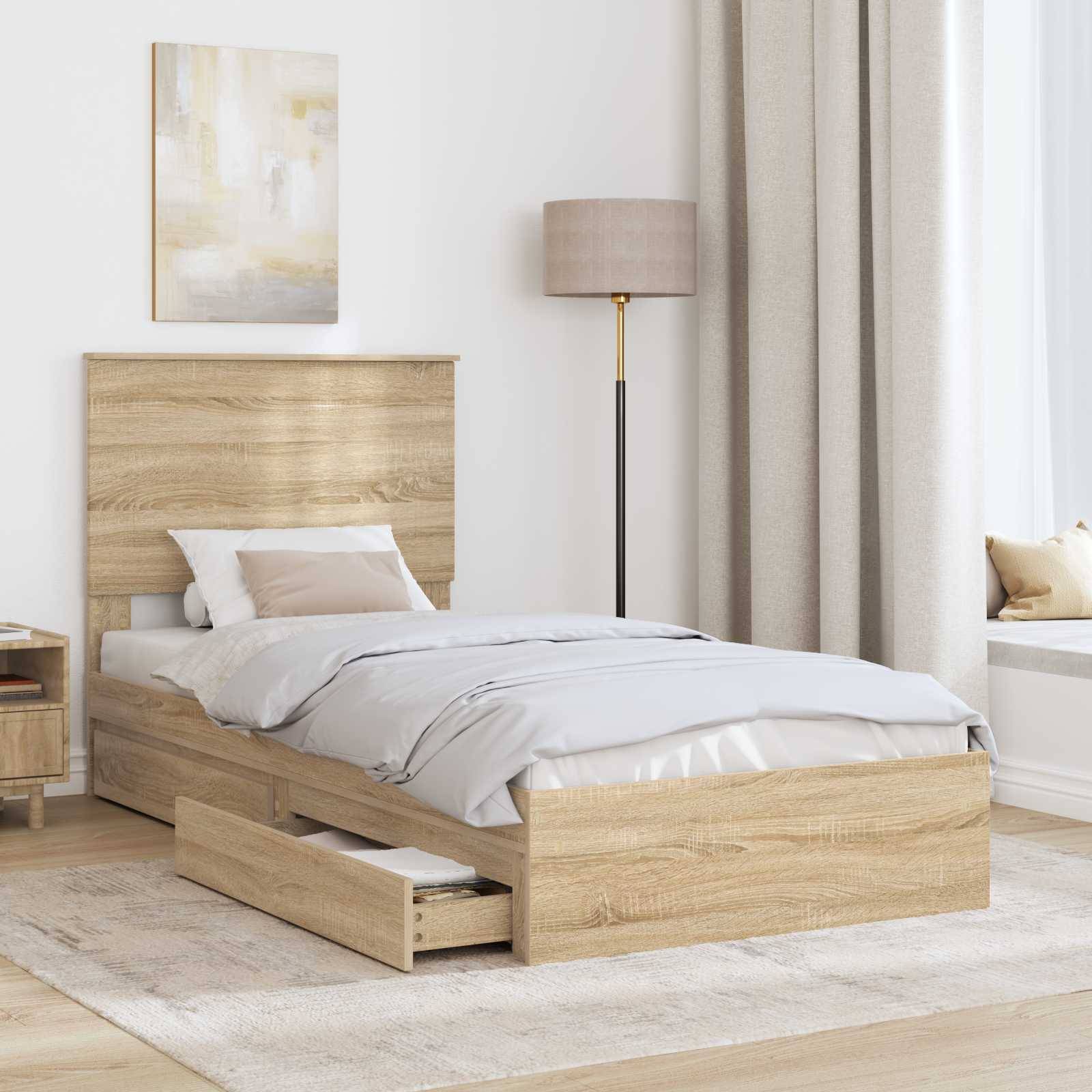 Ein gemütliches Schlafzimmer zeichnet sich durch ein Holzbett mit Schubladen zum Verstauen aus, eine beige Lampe und eine Fensterbank. Neutrale Töne schaffen eine entspannende Atmosphäre.
