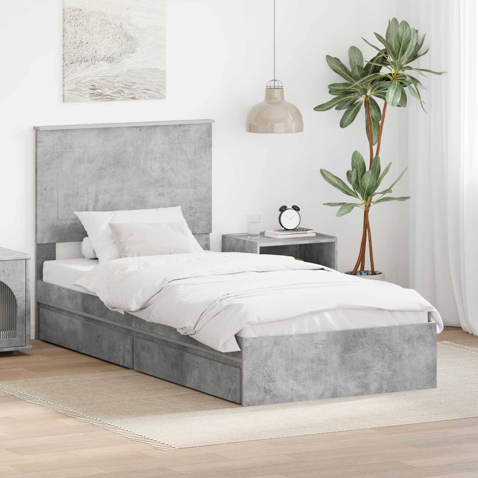 Ein modernes Schlafzimmer verfügt über ein graues Bett mit weißer Bettwäsche, zwei passende Nachttische, eine Topfpflanze, eine Pendelleuchte und abstrakte Wandkunst.