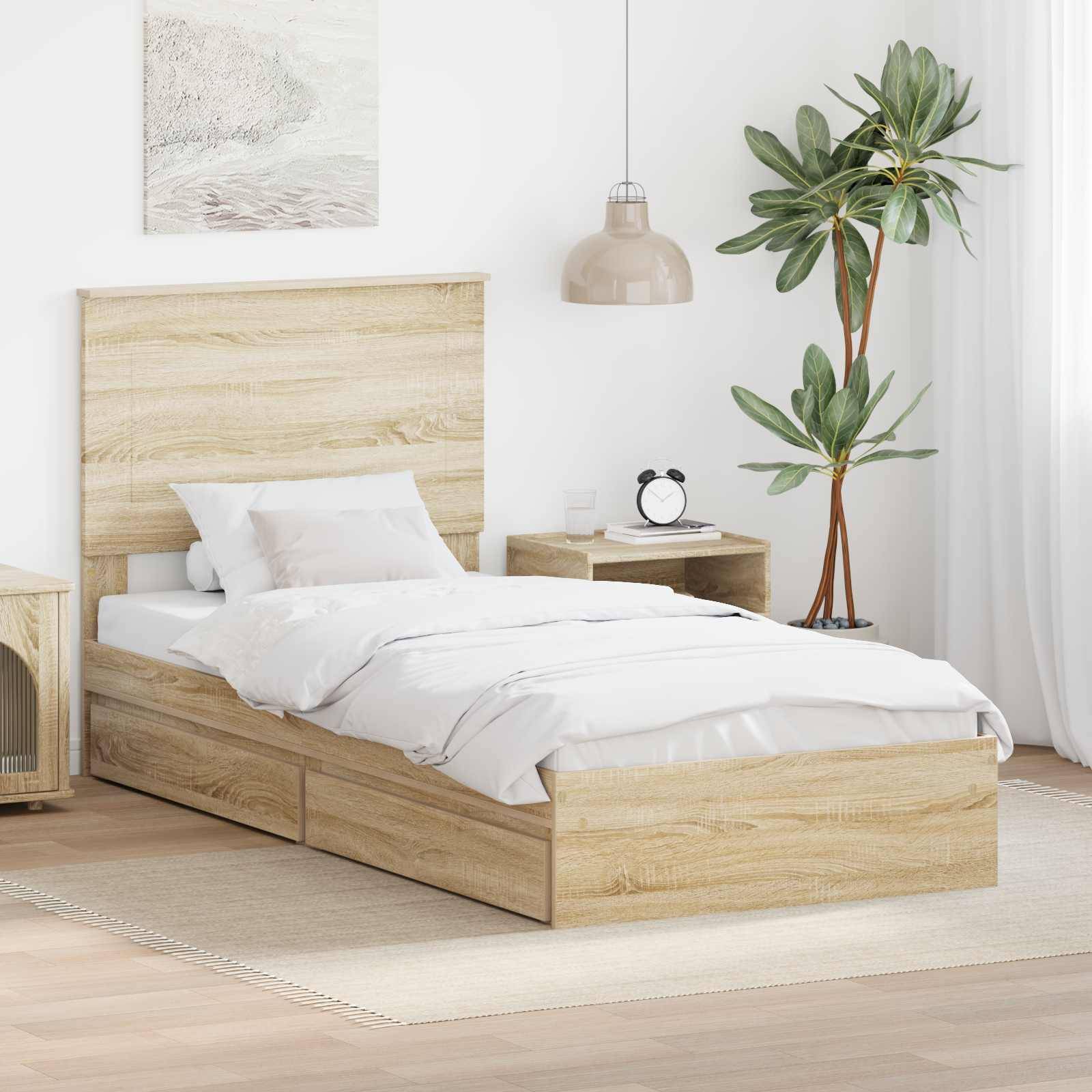 Ein minimalistisches Schlafzimmer mit einem Holzbett mit weißer Bettwäsche, einem Nachttisch, einer großen Topfpflanze und einem strukturierten Wandkunstwerk.