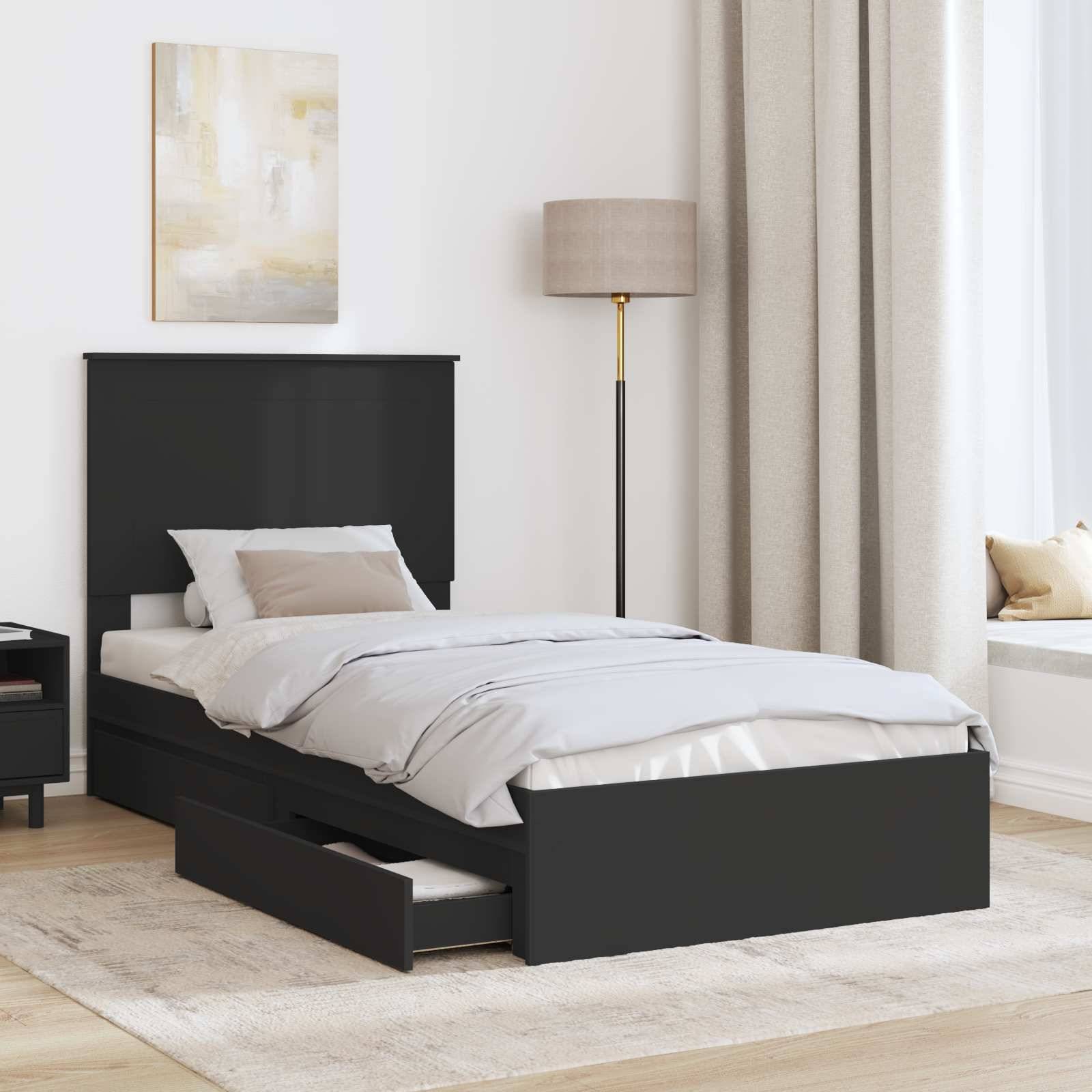 Ein modernes Schlafzimmer mit einem dunklen Bettrahmen, einer offenen Schublade, beigefarbener Bettwäsche, einer Stehleuchte, abstrakter Kunst an der Wand und Sonnenlicht durch die Vorhänge.