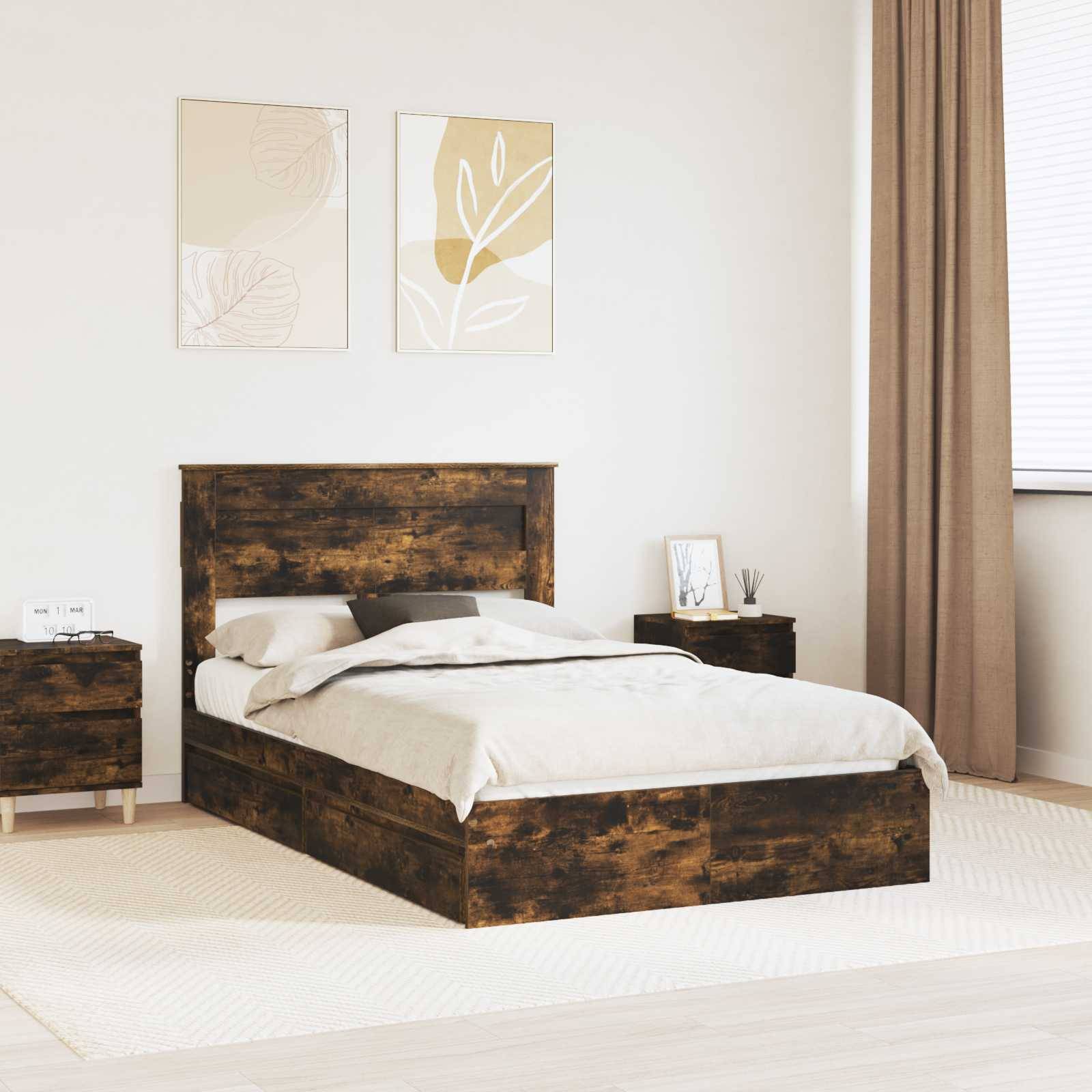 Ein modernes Schlafzimmer mit einem Holzbett, beiger Bettwäsche und passendem Nachttisch auf einem hellen Teppich. Zwei abstrakte Kunstwerke hängen über dem Bett.