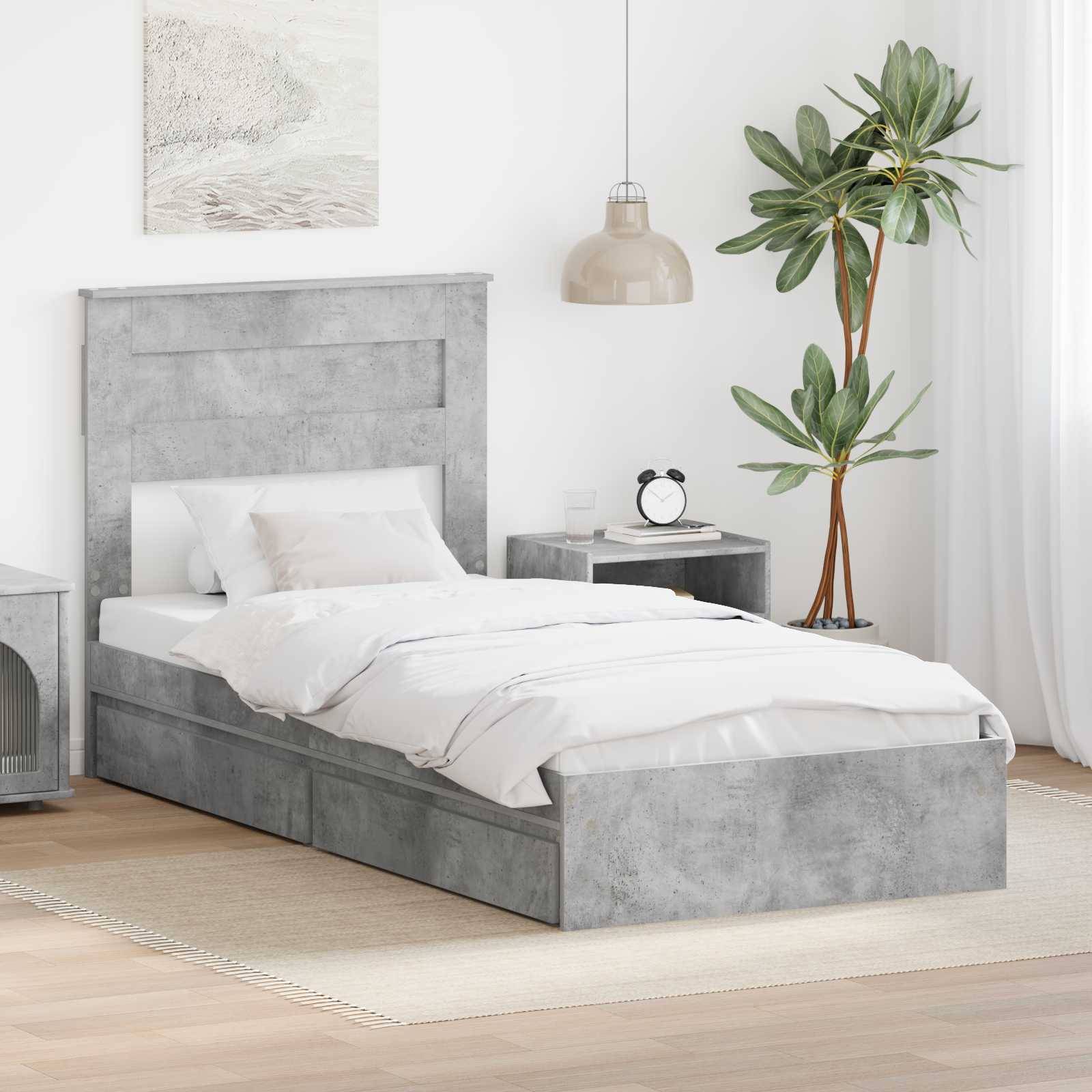 Schlafzimmer mit einem modernen grauen Bett, weißer Bettwäsche und passendem grauem Nachttisch. Eine Topfpflanze und eine beige Pendelleuchte sorgen für Wärme.