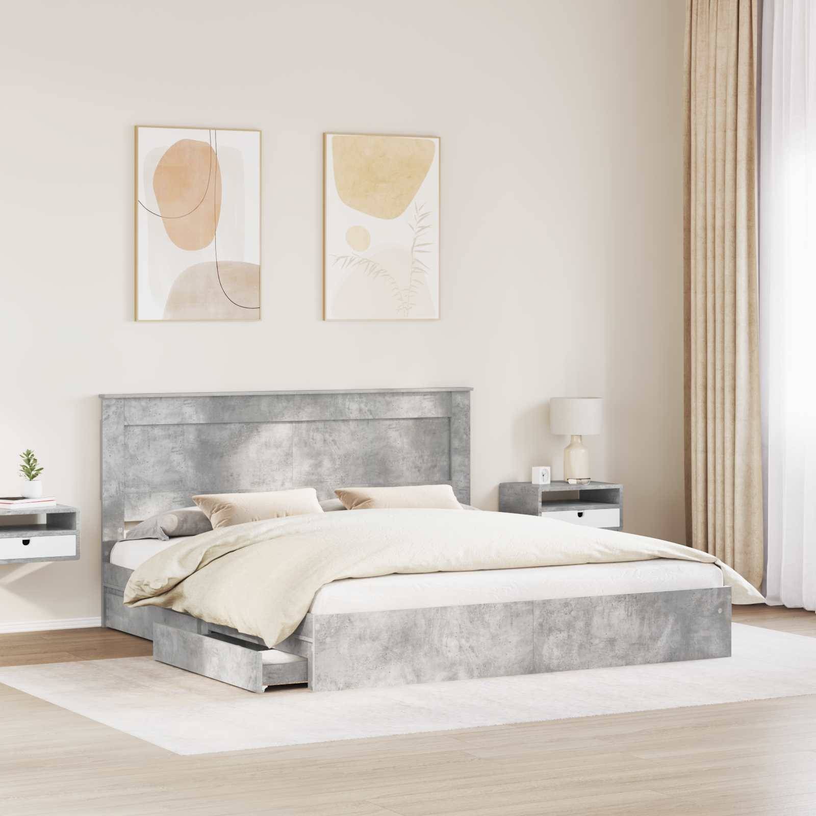 Modernes Schlafzimmer mit großem Bett, grauem Kopfteil, weißer Bettwäsche, zwei Nachttischen, abstrakter Wandkunst und natürlichem Licht aus einem Fenster.