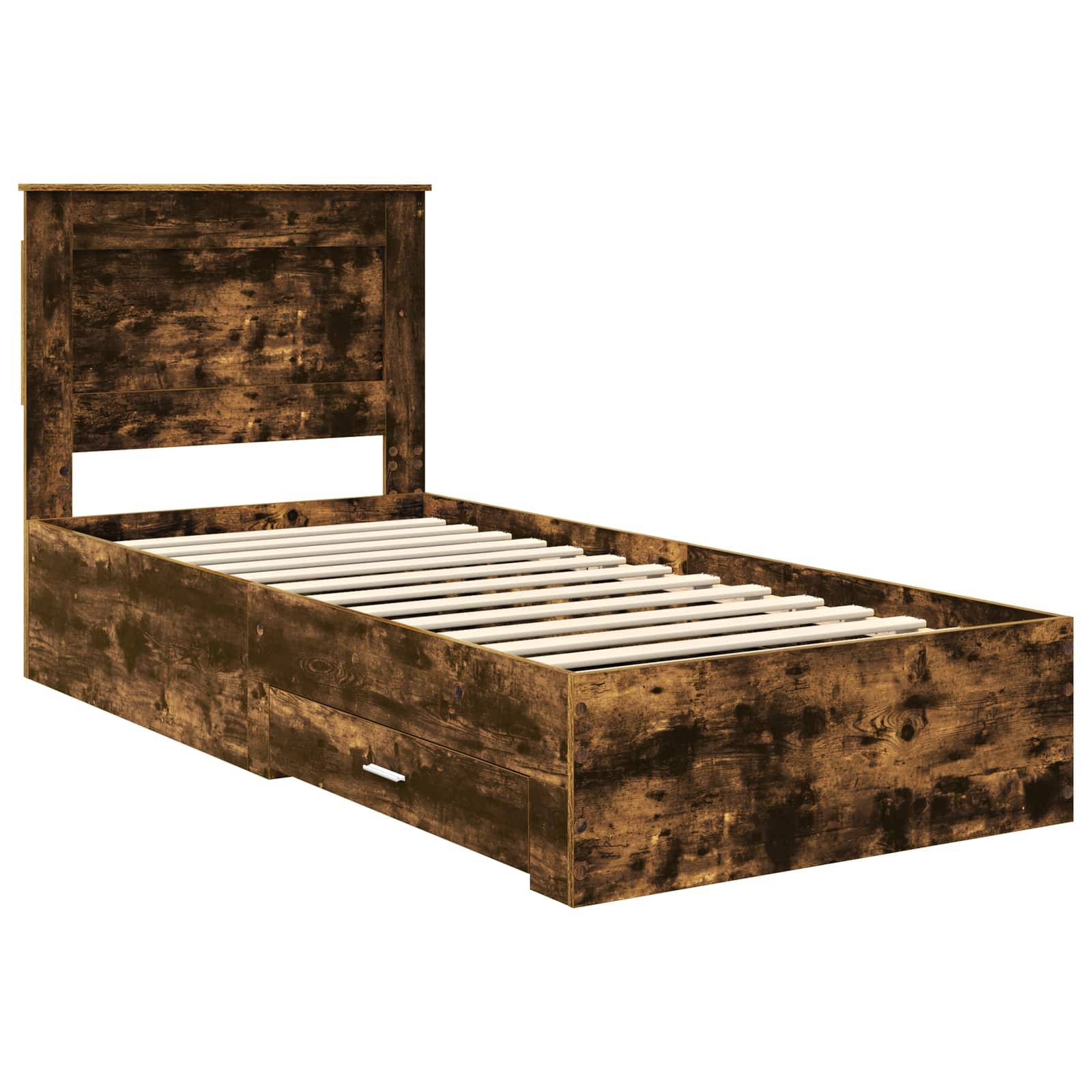 Ein rustikales Holz-Doppelbett mit Kopf- und Fußteil, das zwei Staurageschubladen darunter besitzt.