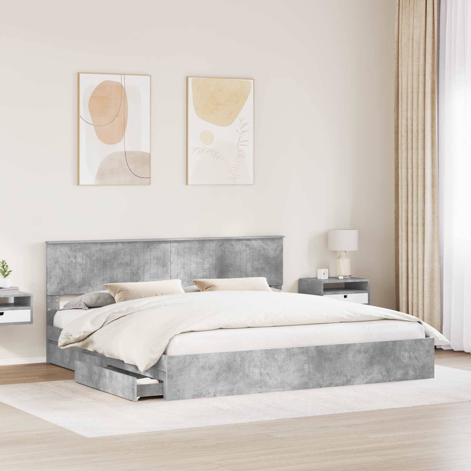 Ein modernes Schlafzimmer mit einem grauen Bett, abstrakter Wandkunst, einem Nachttisch mit einer Lampe und einem großen Fenster mit weißen Vorhängen.