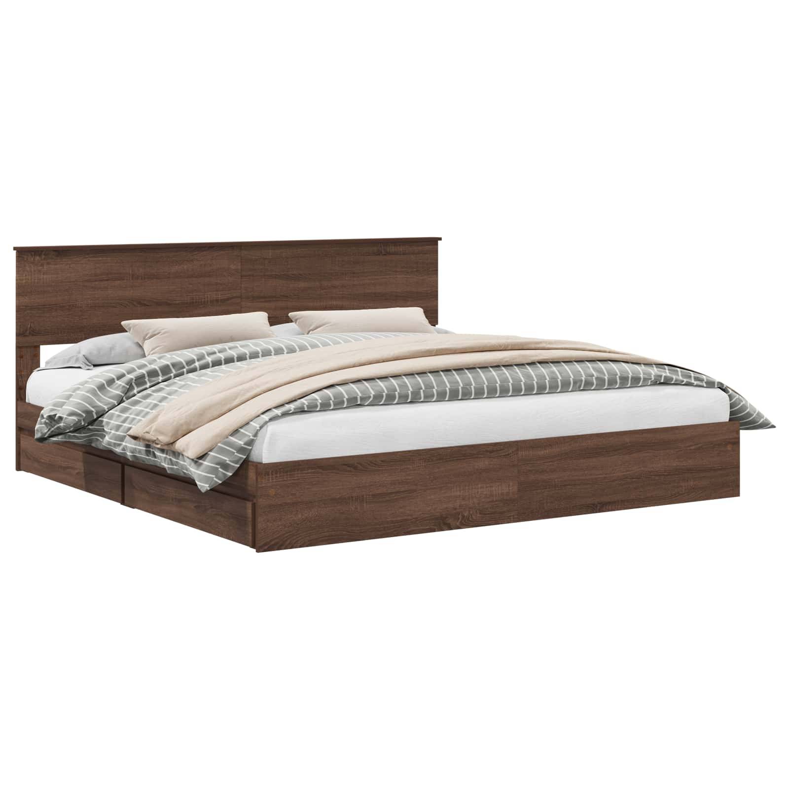 Ein Bett in Kingsize mit Holzrahmen und hohem Kopfteil, ausgestattet mit weißer und beiger Bettwäsche mit Streifenakzenten, in einer Schrägansicht gezeigt.