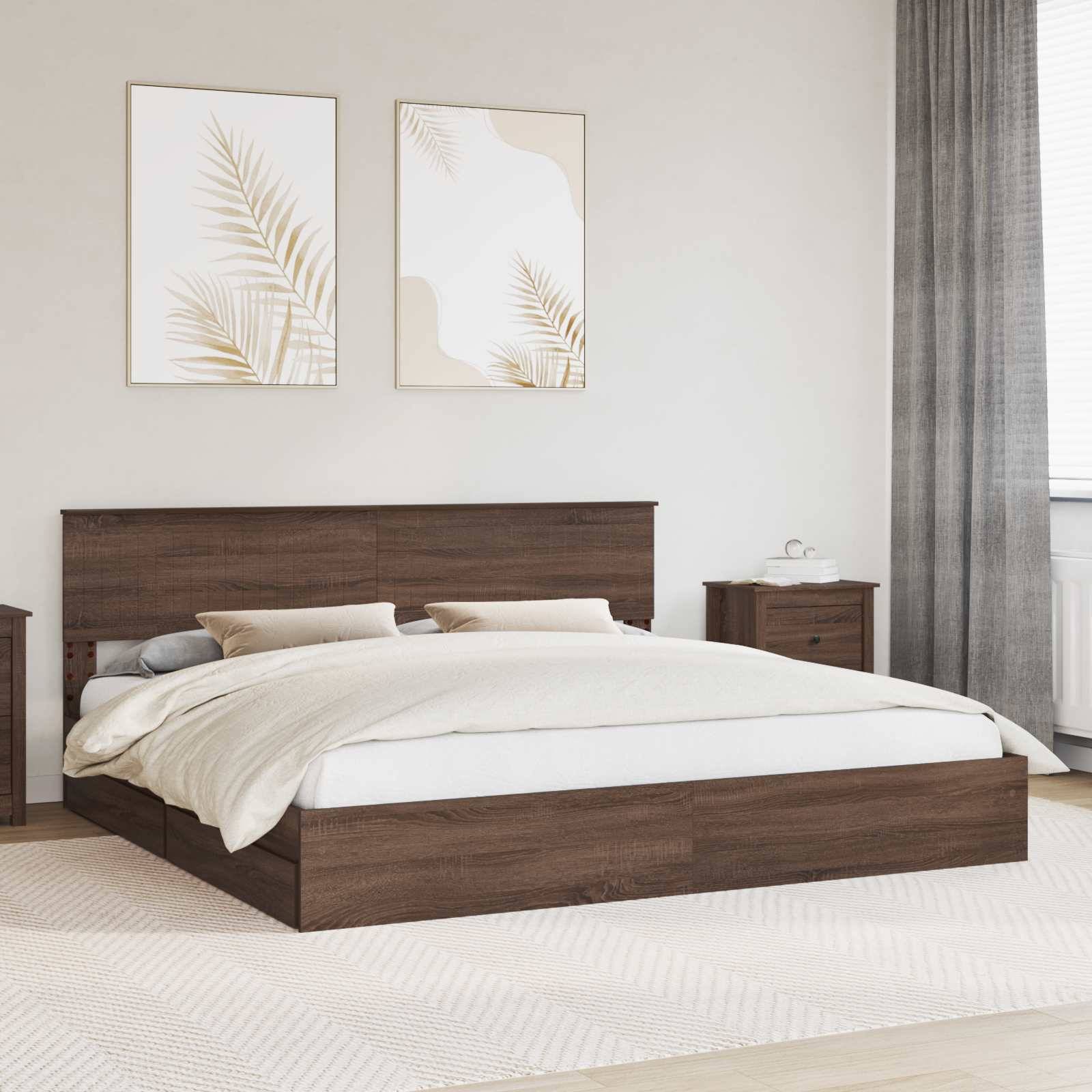 Ein modernes Schlafzimmer mit einem Holzbett, beigefarbener Bettwäsche, zwei Nachttischen und gerahmten Blatt-Kunstdrucken an der Wand. Natürliches Licht von einem Fenster.