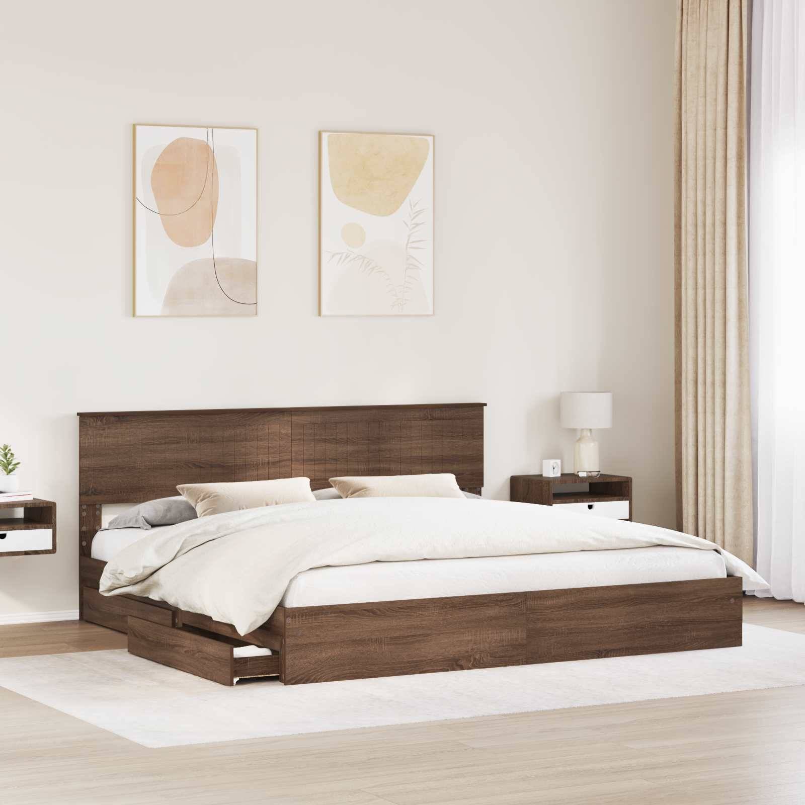 Ein modernes Schlafzimmer mit einem Holzbett, weißer Bettwäsche, passenden Nachttischen und abstrakter Kunst an der Wand, sanft beleuchtet durch natürliches Licht.