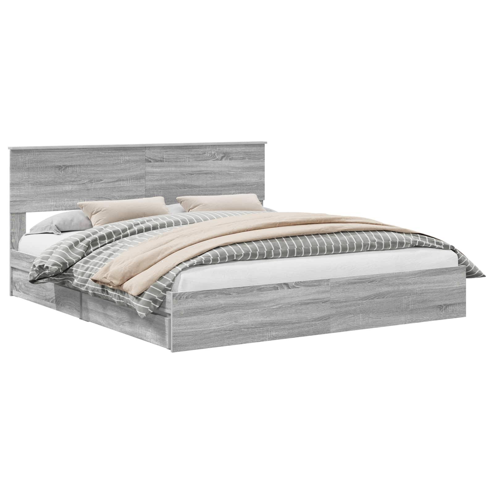Ein moderner Bettrahmen aus grauem Holz mit einem hohen Kopfteil. Das Bett ist mit beige-grauen gestreiften Bettwäsche und mehreren Kissen bezogen.