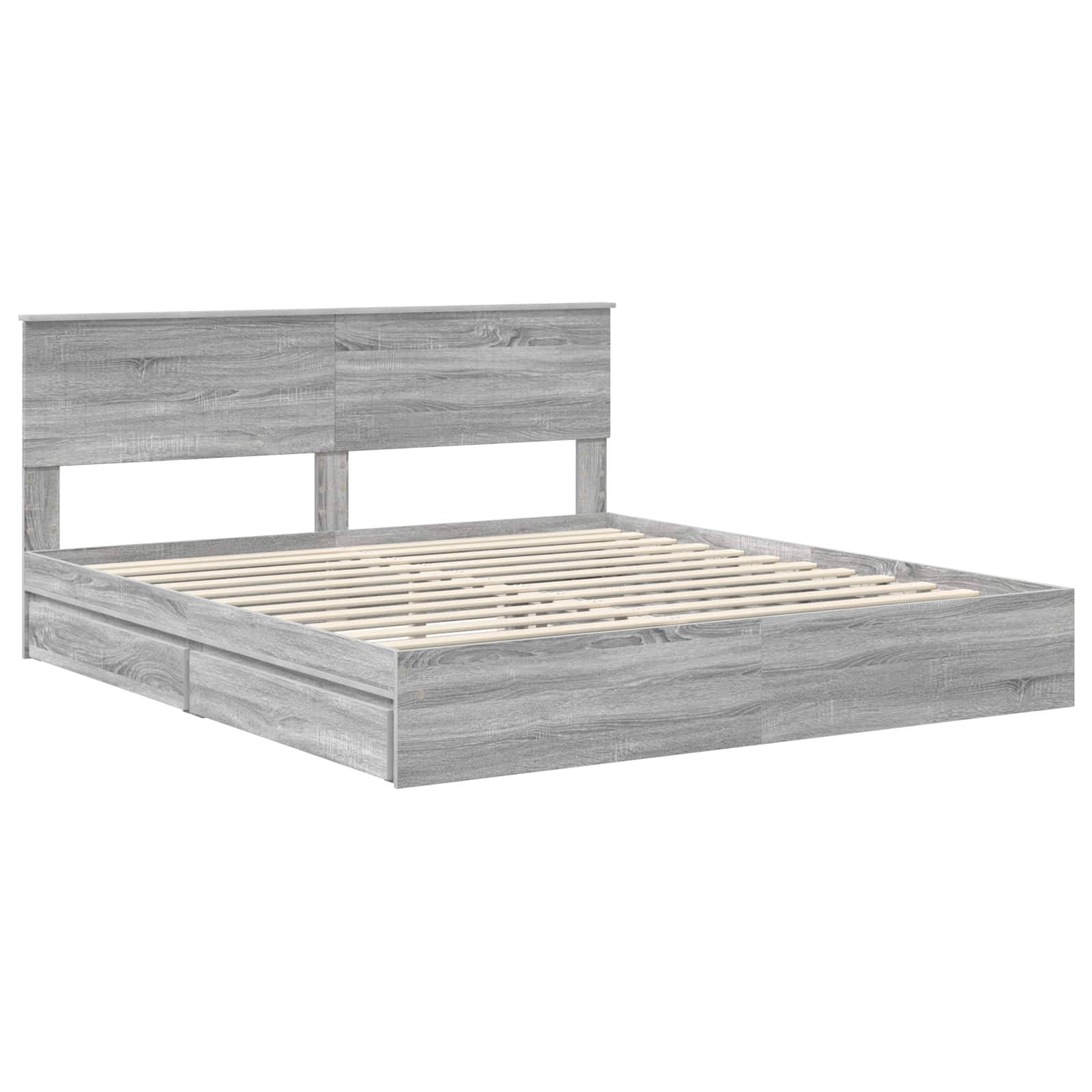 Ein modernes Holzbett in hellem Grau mit Lattenrost und minimalistischem Kopfteil, aus einem schrägen Blickwinkel gezeigt, ohne Bettwäsche.