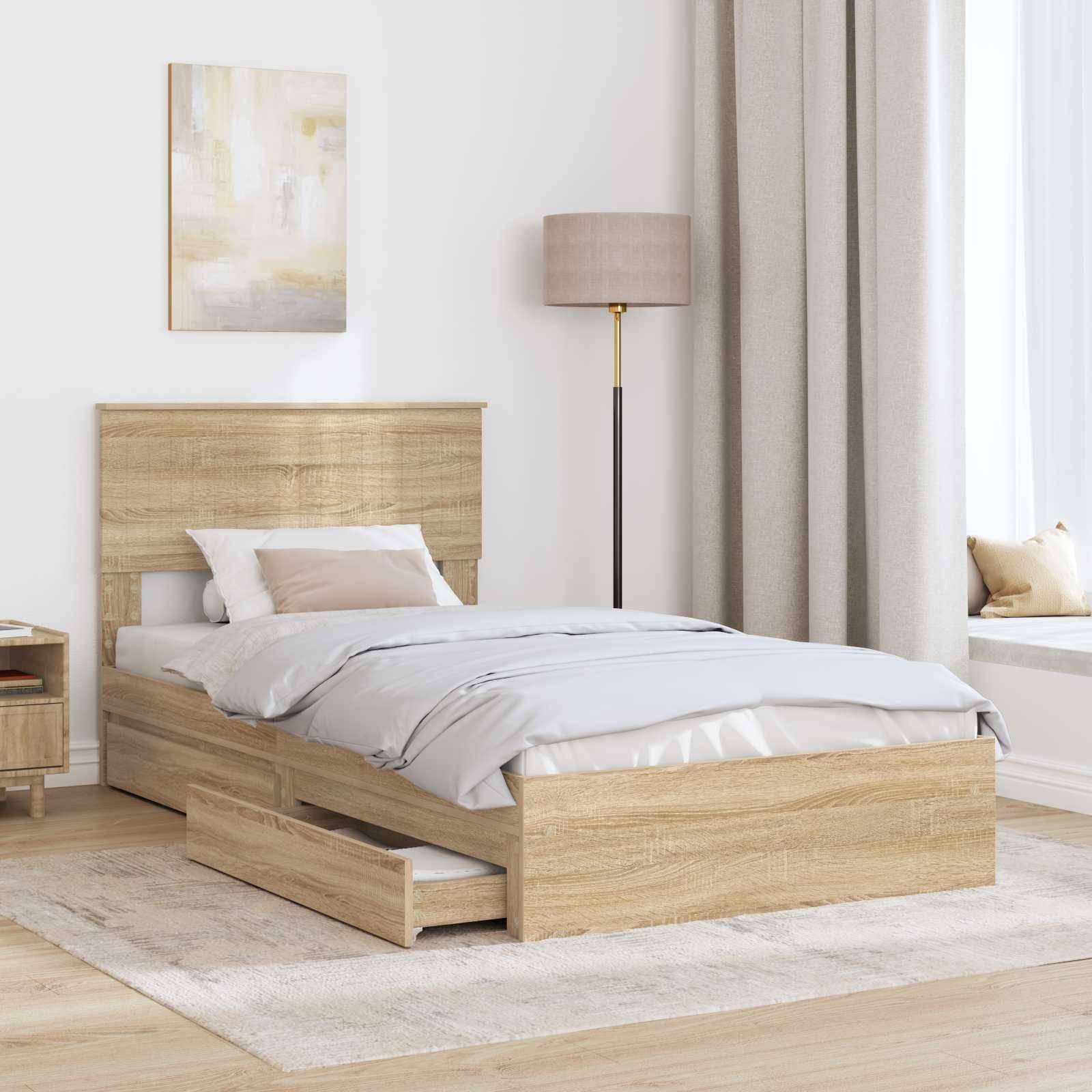 Ein modernes Schlafzimmer mit einem Holzbett mit Schubladen zum Verstauen, neutraler Bettwäsche, einer hohen Stehlampe, beigen Vorhängen und einem großen Fenster.