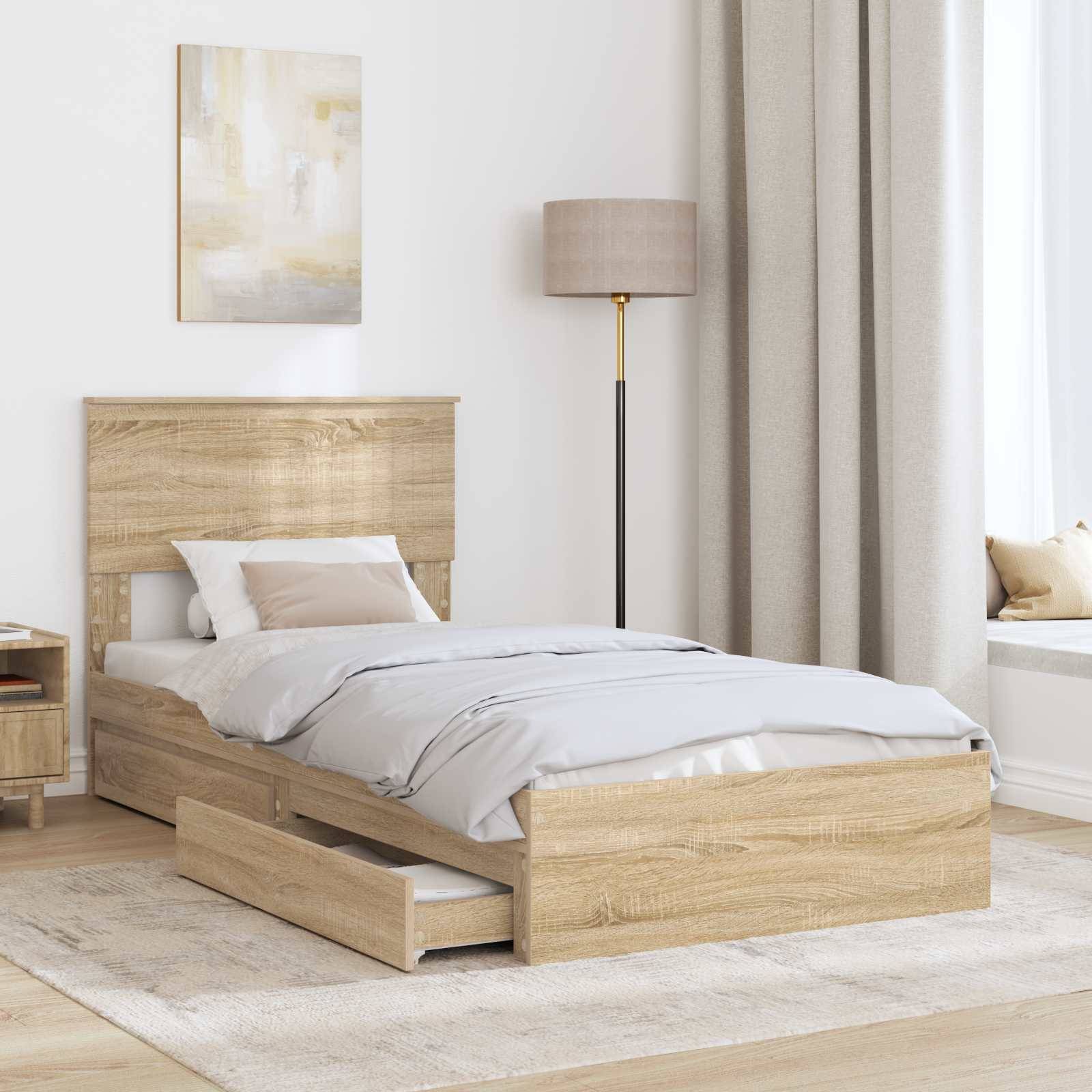 Ein minimalistisches Schlafzimmer mit einem Holzbett mit Schubladenfächern, einer weißen Decke, einem passenden Nachttisch, einer Stehlampe und einer Fensterbank mit Sitzplatz.