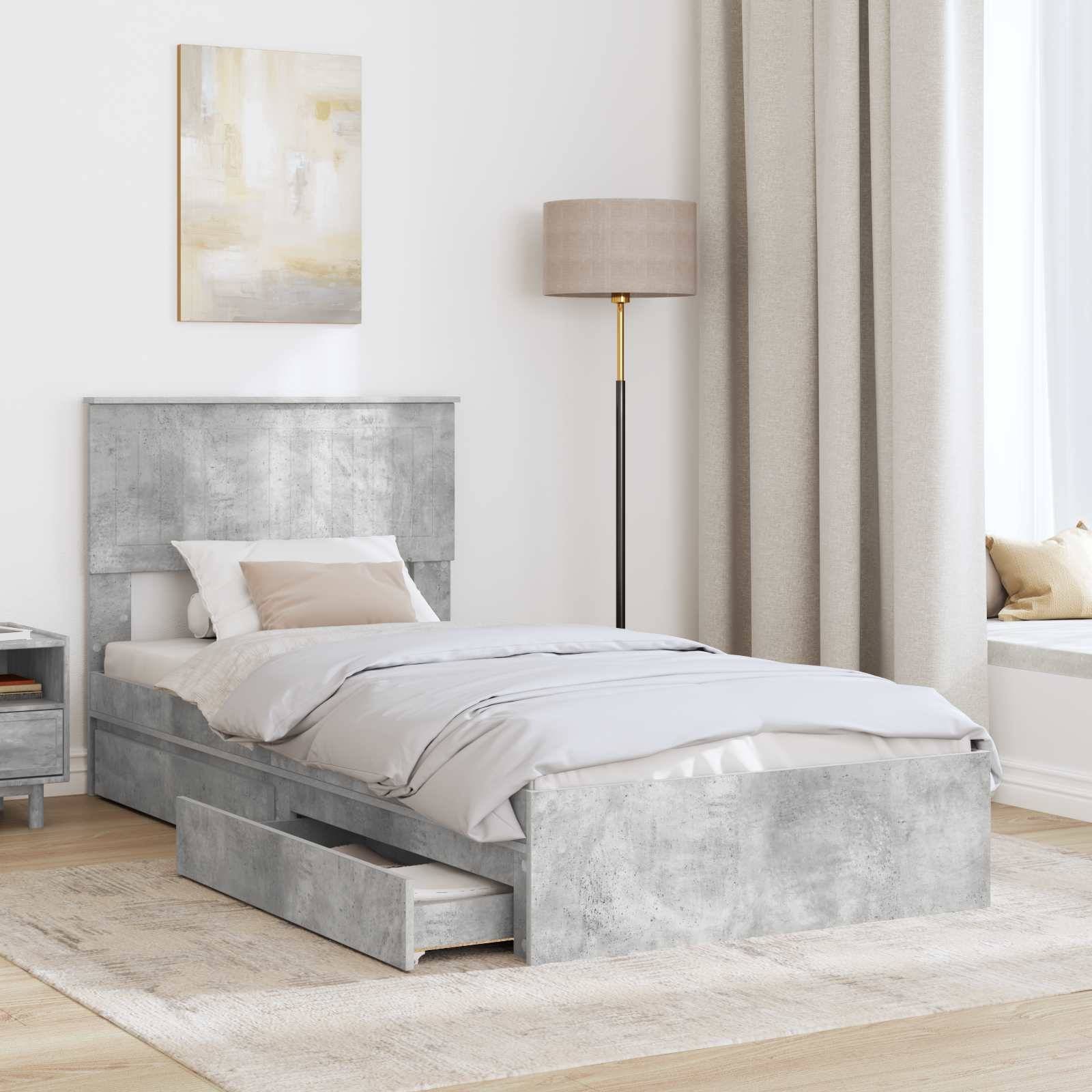 Ein minimalistisches Schlafzimmer ist mit einem grauen Bett mit Schubladen für die Aufbewahrung, weißer Bettwäsche, einem Nachttisch, einer Stehleuchte und einer Fensterbank mit Vorhängen ausgestattet.