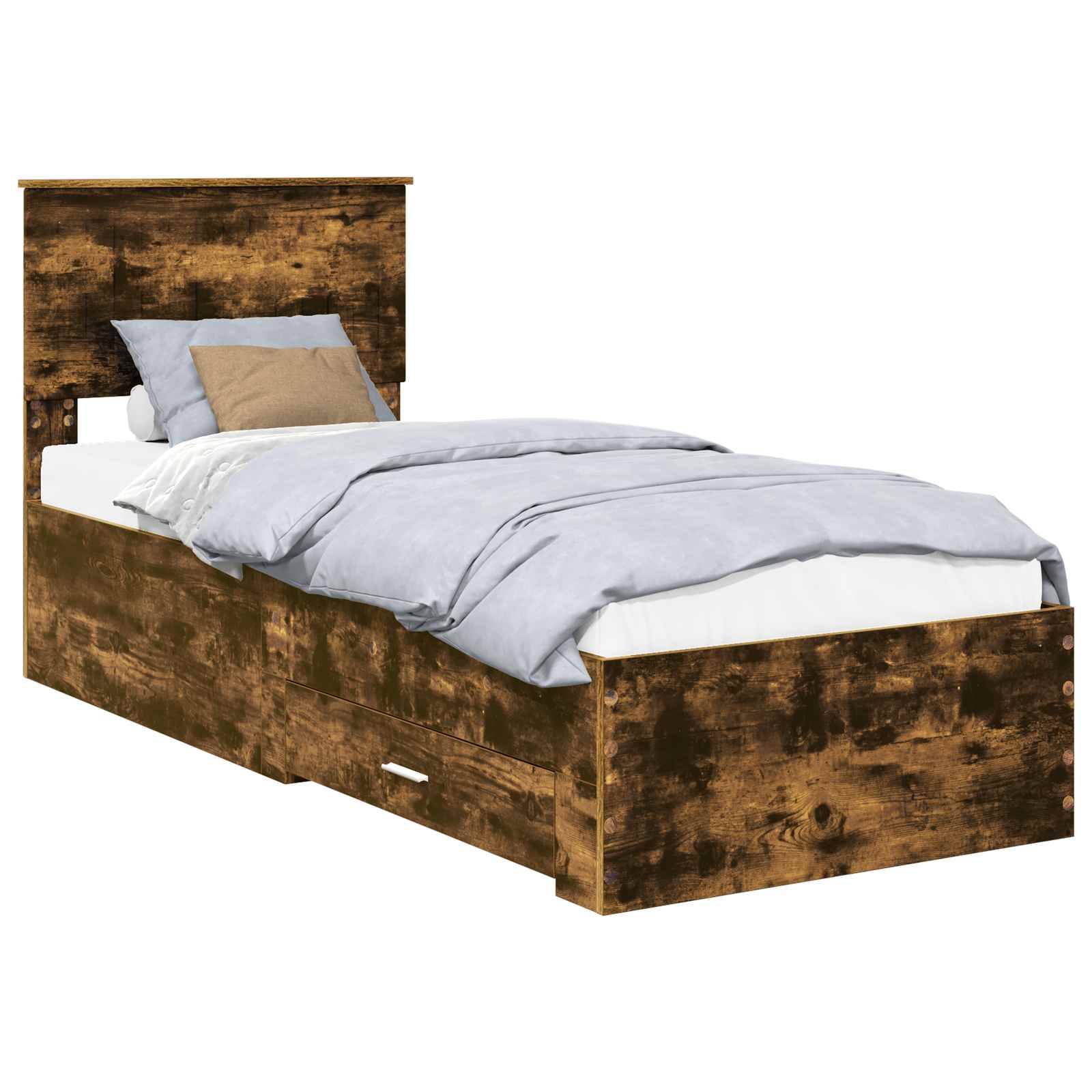 Ein Holz-Einzelbett mit rustikaler Oberfläche, ausgestattet mit zwei Stauschubladen darunter, ist mit hellgrauer Bettwäsche und Kissen eingedeckt.