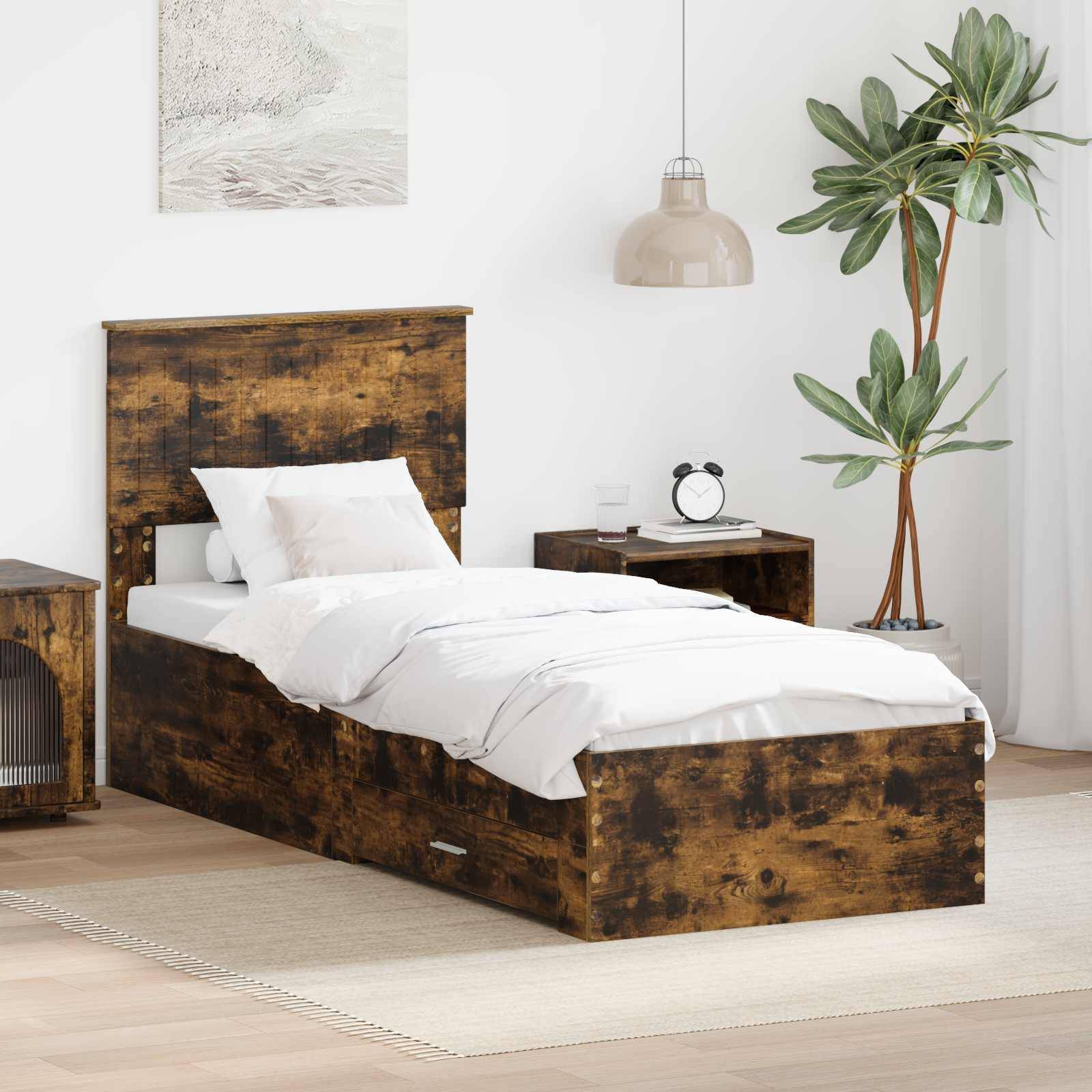 Ein rustikales Holzbett mit weißer Bettwäsche in einem minimalistischen Zimmer. Ein Nachttisch befindet sich auf der linken Seite; eine Topfpflanze und eine Lampe sind auf der rechten Seite.