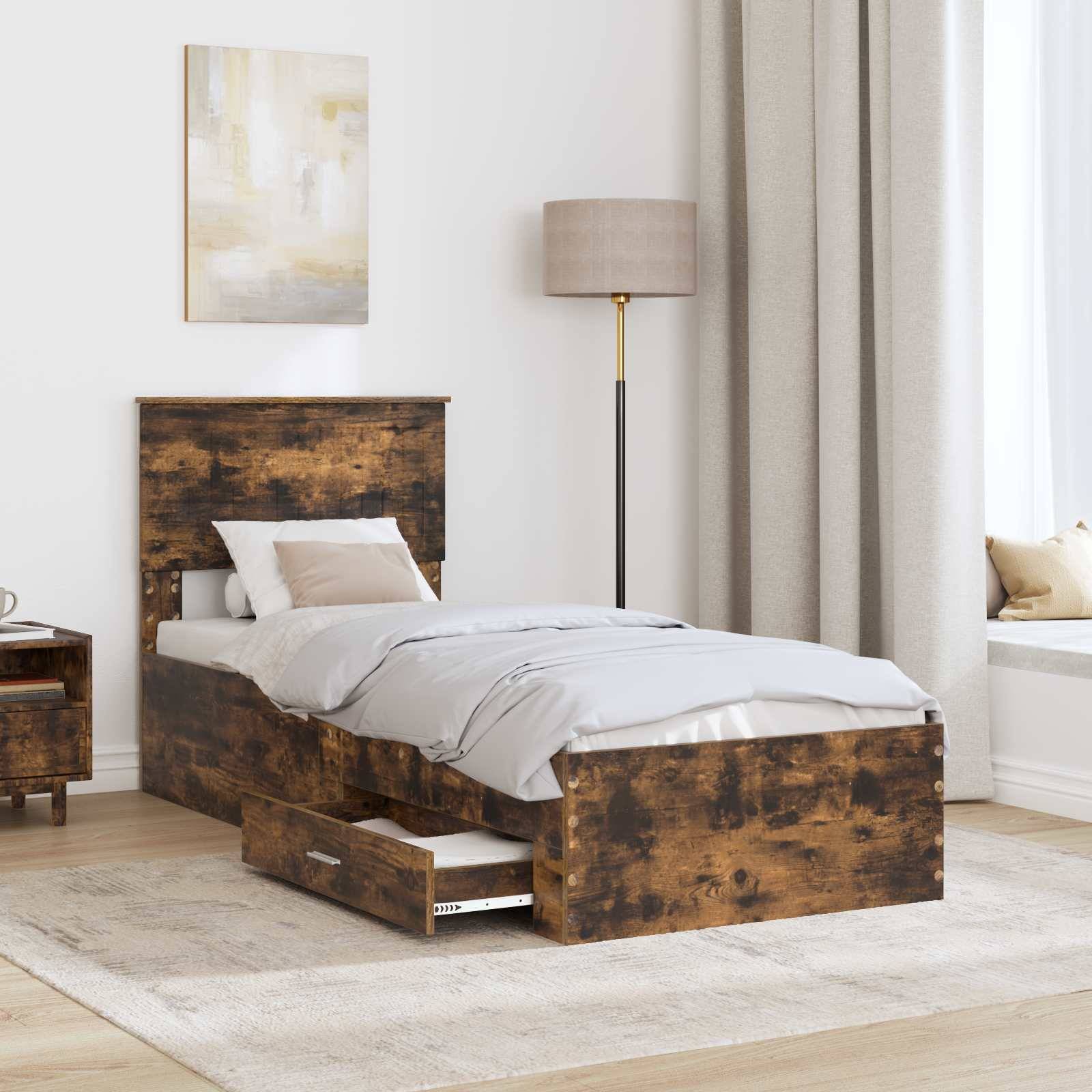 Ein rustikales Schlafzimmer ist mit einem Holzbett mit Schubladen, einer weißen Tagesdecke und Kissen ausgestattet. Ein Nachttisch, ein Gemälde und eine Stehlampe vervollständigen die Einrichtung.