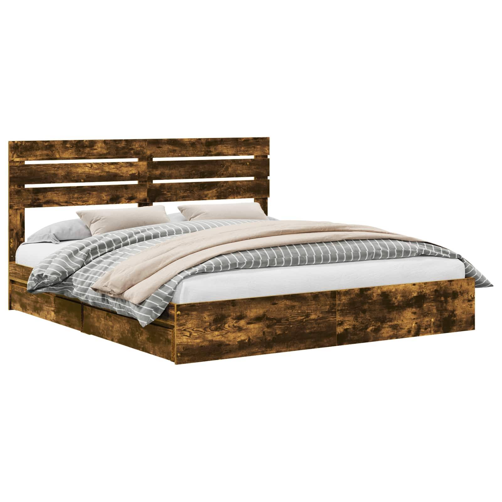 Holzbettgestell mit einem Lattenrost-Kopfteil, ausgestattet mit einem ordentlich gemachten Bett und weißer, beige und grauer Bettwäsche.