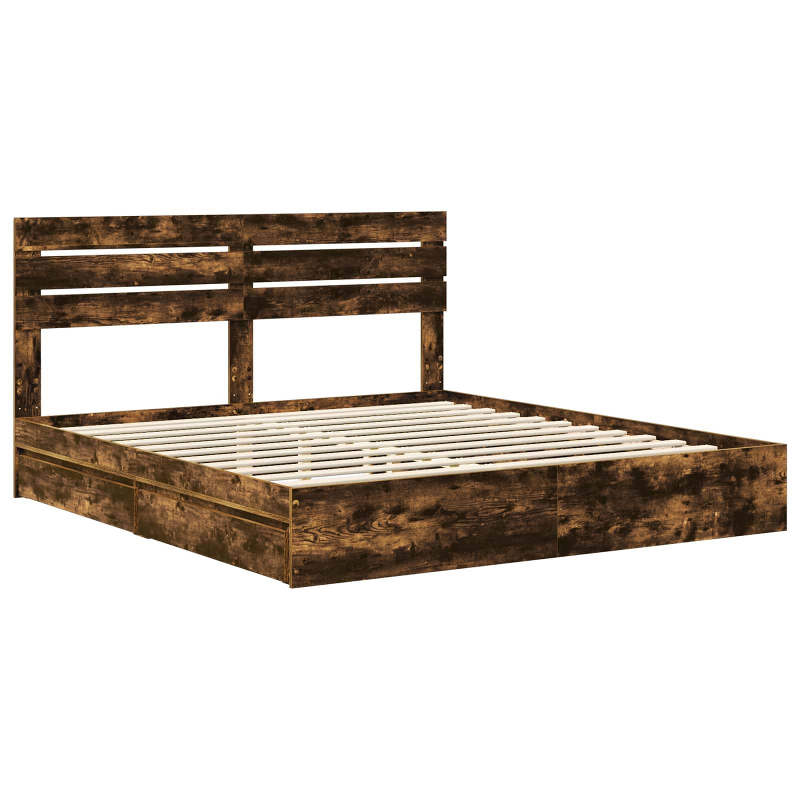Ein Holzbettgestell mit rustikaler Oberfläche, ausgestattet mit einem Lattenrost-Kopf- und Fußteil, ausgelegt für eine Queen-Size-Matratze.