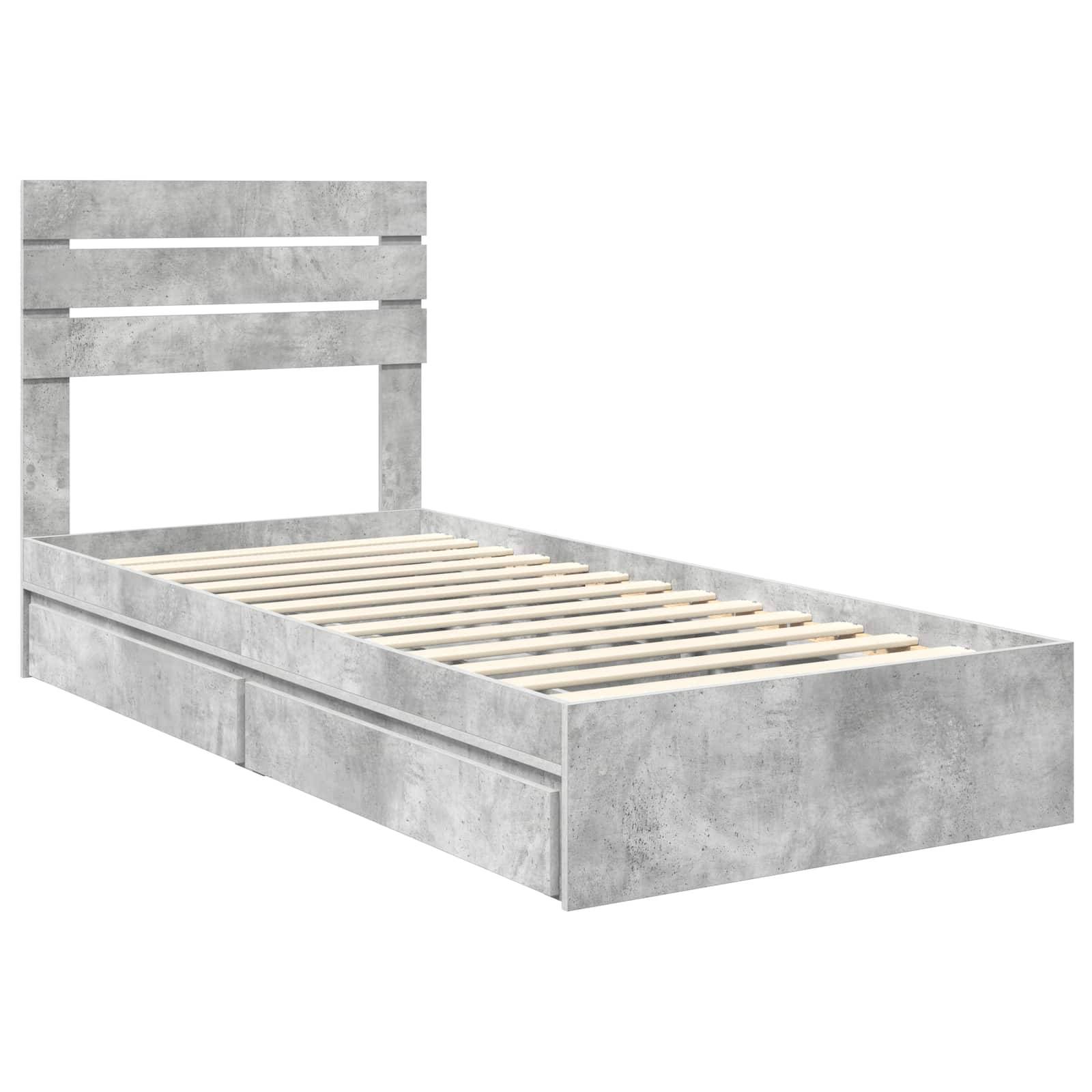Ein grau gestrichener Holzbettrahmen mit einer lamellenverstärkten Kopfwand und Aufbewahrungsschubladen unter dem Bett. Die Bettbasis verfügt über Holzlatten zur Matratzenunterstützung.