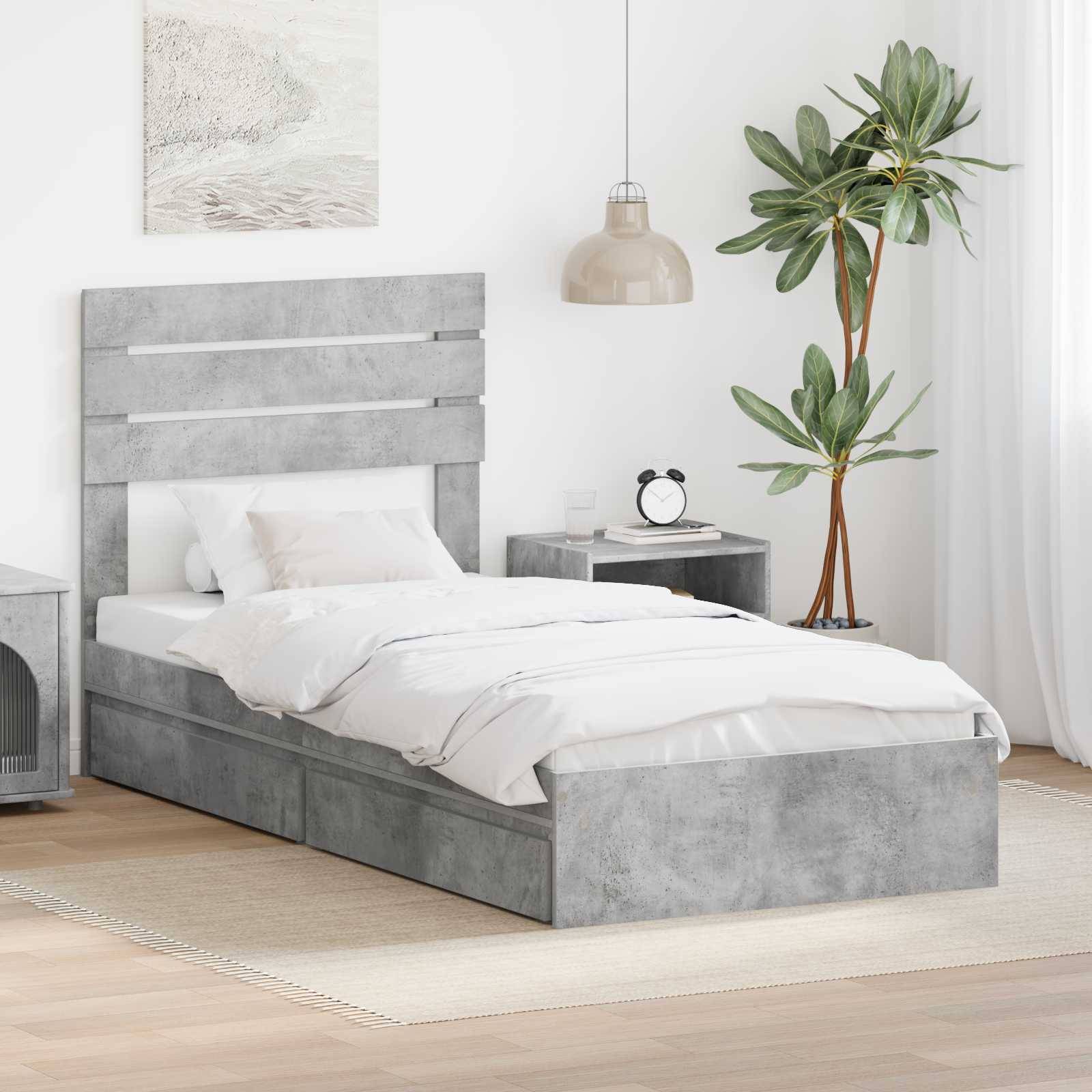 Modernes Schlafzimmer mit einem grauen Bett, weißer Bettwäsche, Nachttisch und einer großen Pflanze. Ein Gemälde und eine Pendelleuchte vervollständigen die minimalistische Einrichtung.