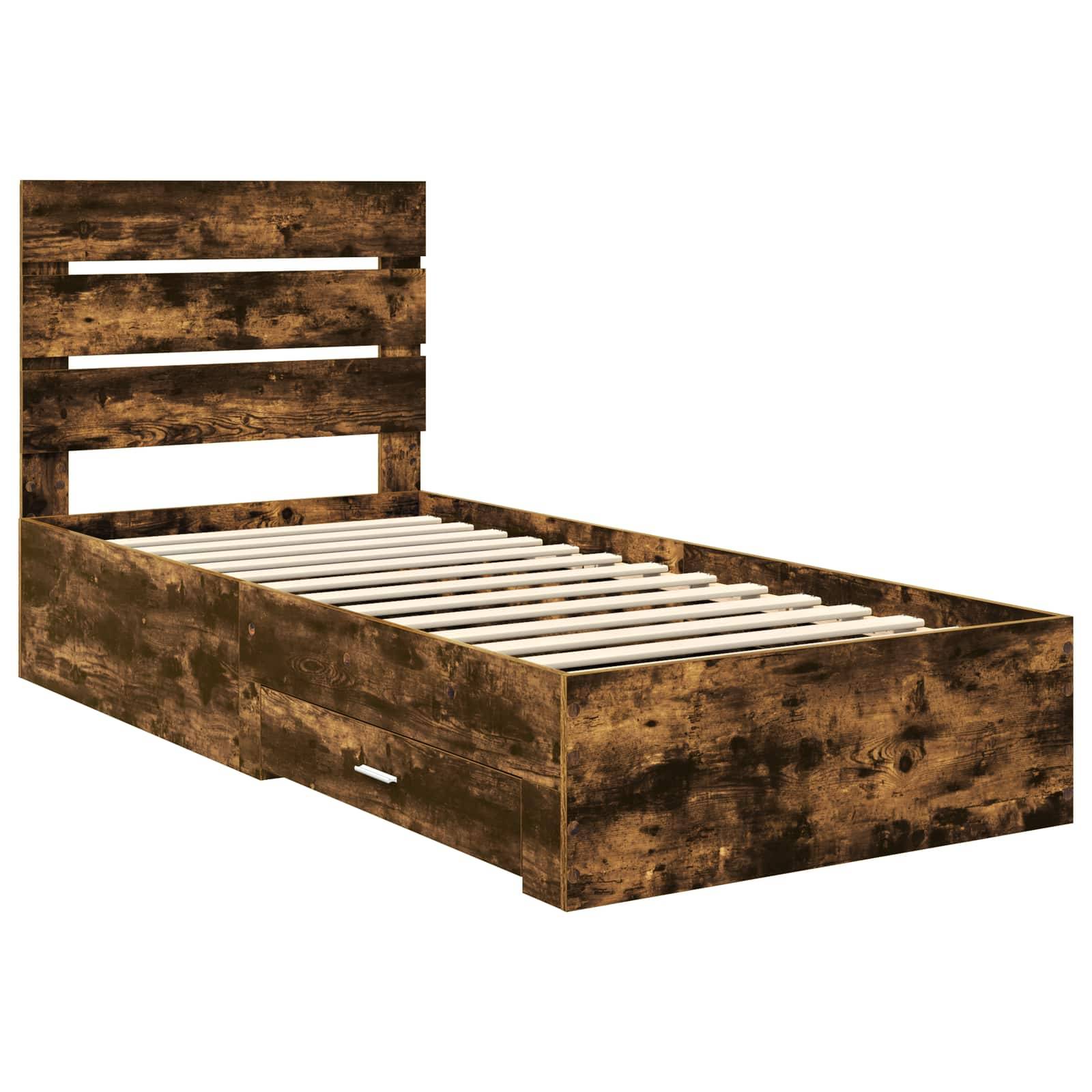 Ein Holz-Doppelbett mit einem geschlitzten Kopfteil und ausziehbaren Schubladen darunter, versehen mit einem rustikalen braunen Finish.