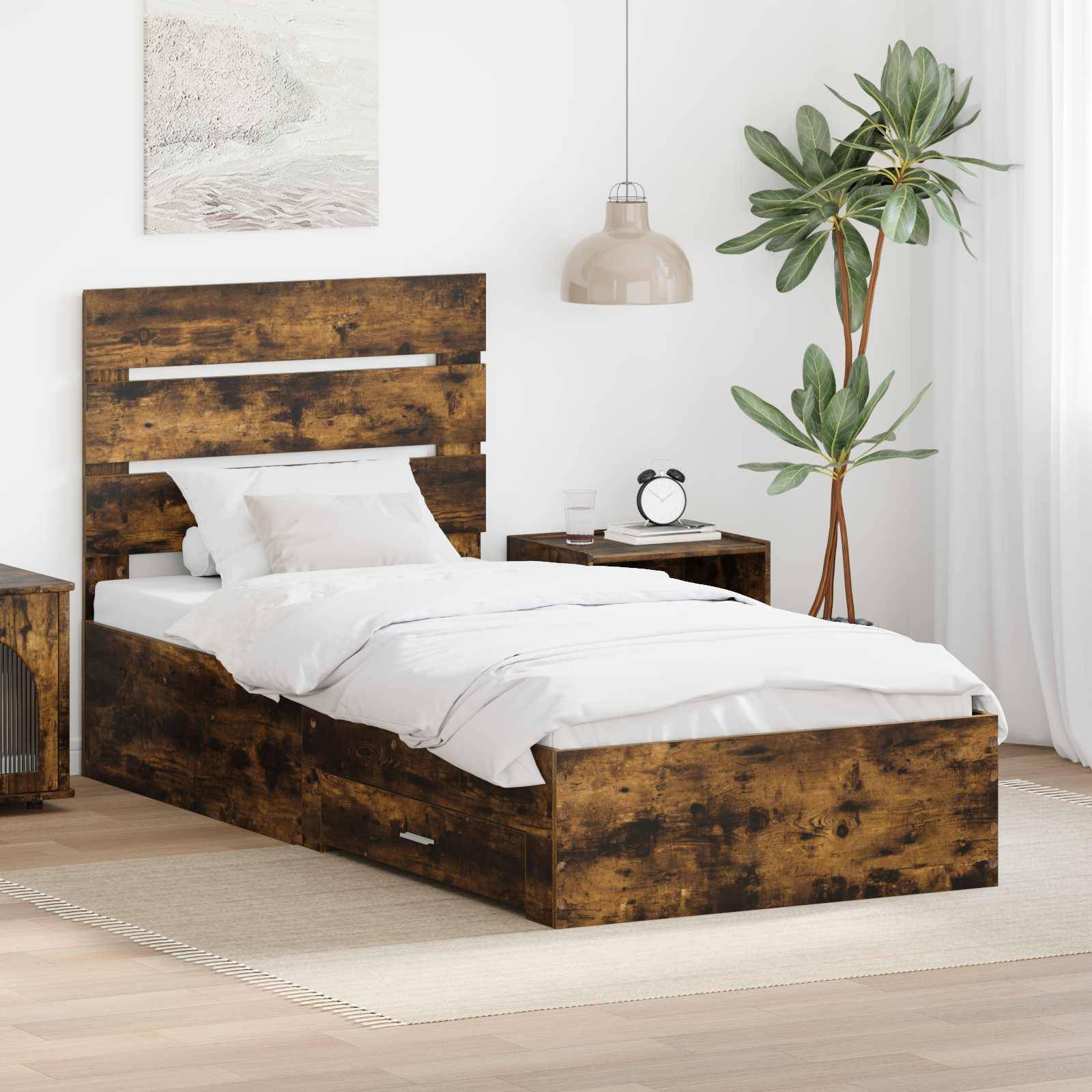 Ein rustikales Holzbett mit weißer Bettwäsche in einem minimalistischen Schlafzimmer, ausgestattet mit einem Nachttisch, einer Zimmerpflanze und einem Wandgemälde.