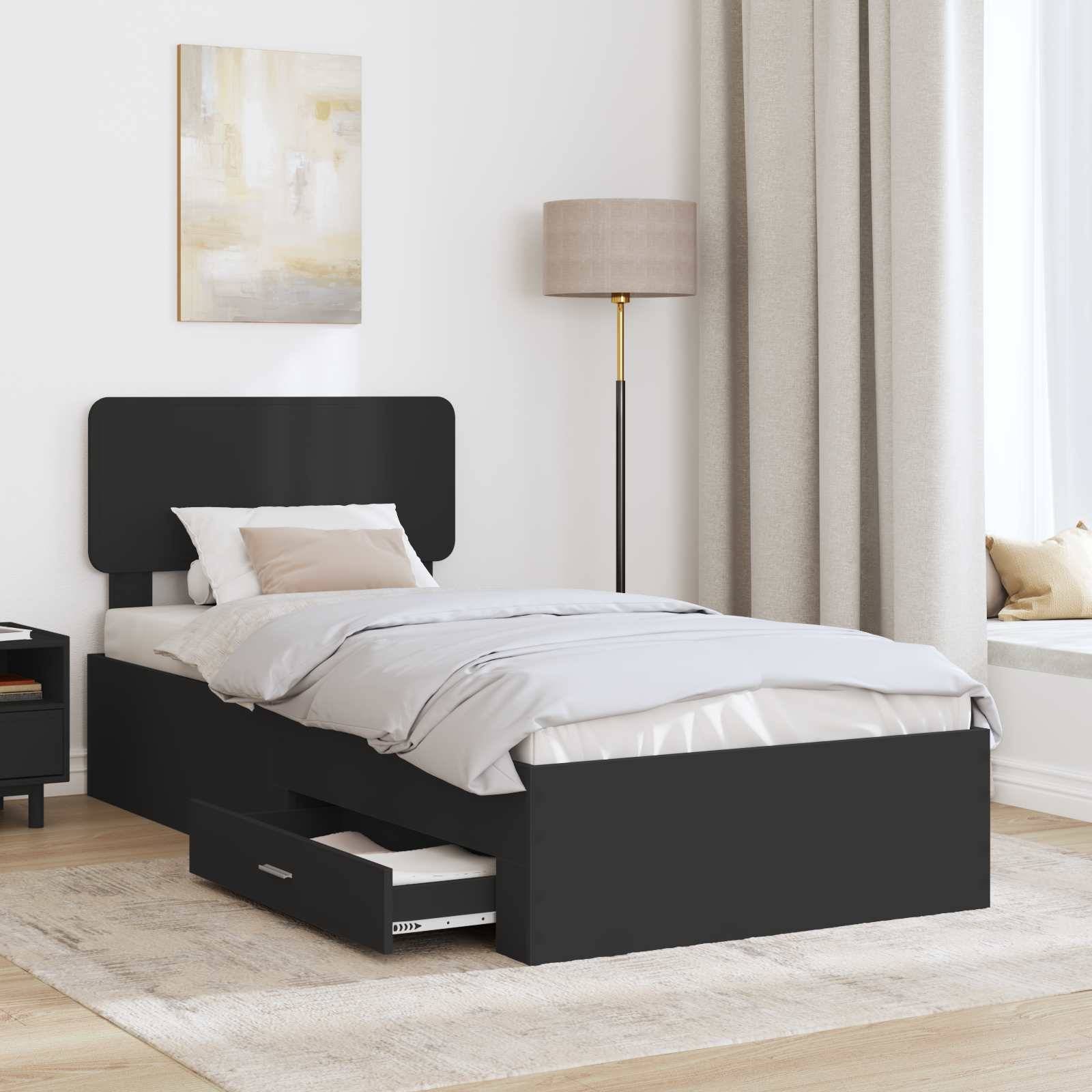 Ein modernes Schlafzimmer mit einem schwarzen Bett mit ausziehbaren Schubladen, weißer Bettwäsche, einem schwarzen Nachttisch, einer Stehlampe und abstrakter Wandkunst.
