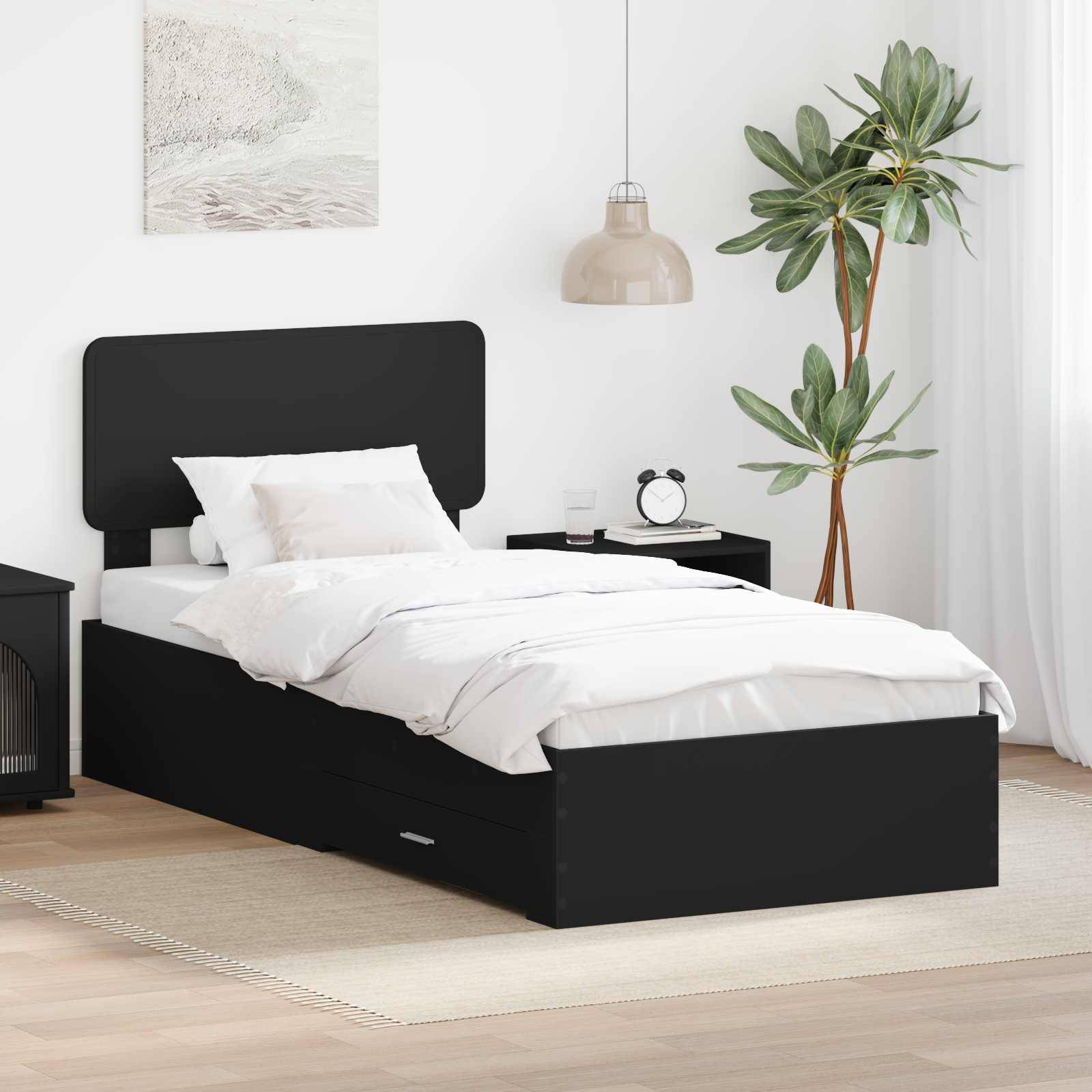Ein sorgfältig gemachtes Bett mit weißer Bettwäsche in einem modernen Schlafzimmer mit schwarzem Kopfteil, einem Nachttisch mit Lampe und Buch sowie einer Topfpflanze.