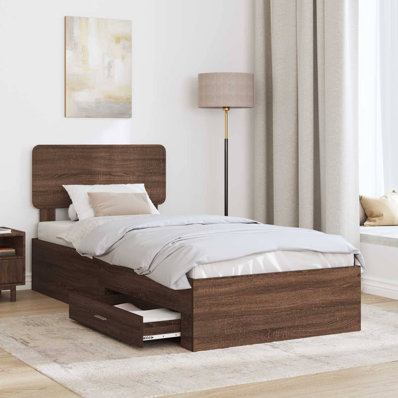 Ein modernes Schlafzimmer präsentiert ein Einzelbett aus Holz mit Aufbewahrungsschubladen, einer beigen Decke und Kissen, zusammen mit einem passenden Nachttisch und einer Stehlampe.
