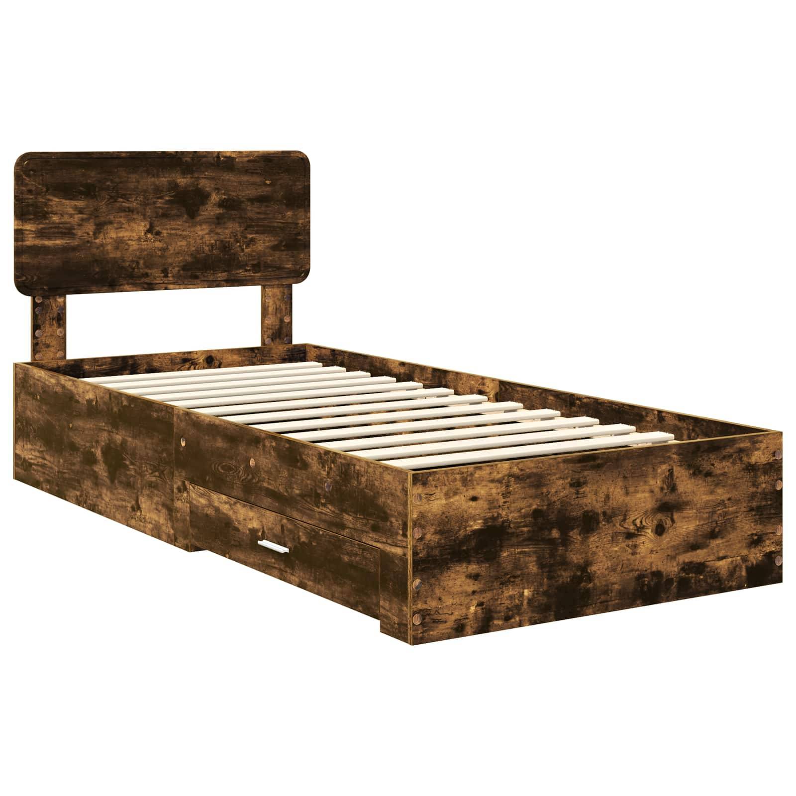 Ein Holzbettgestell mit rustikaler Oberfläche, das einen hohen Kopfteil, eine Lattenrost-Basis und integrierte Aufbewahrungsschubladen darunter aufweist.