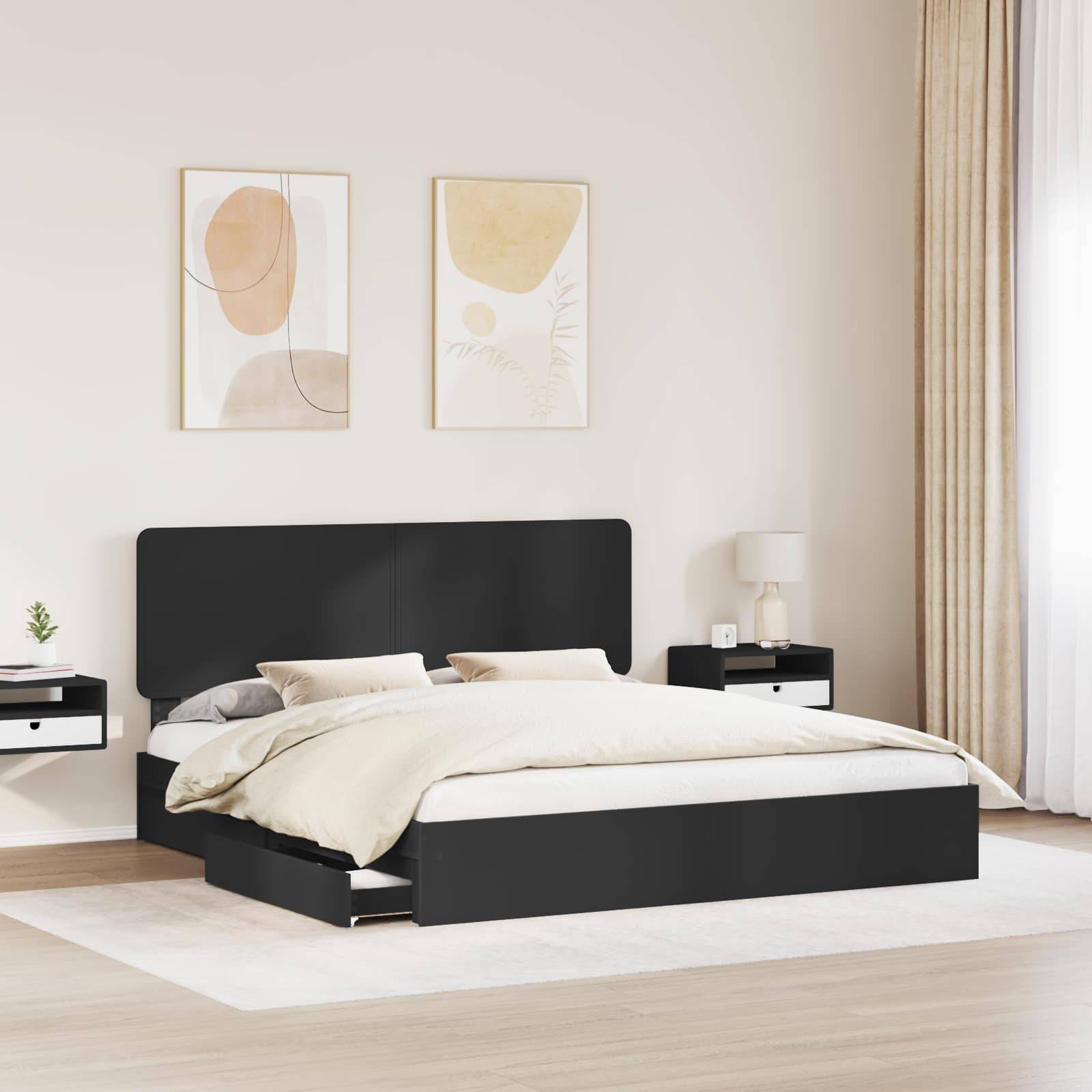 Ein modernes Schlafzimmer mit einem schwarzen Bett, Nachttischen und abstrakter Kunst an der Wand. Eine Lampe und eine kleine Pflanze stehen auf den Tischen. Leichte Vorhänge hängen neben einem Fenster.