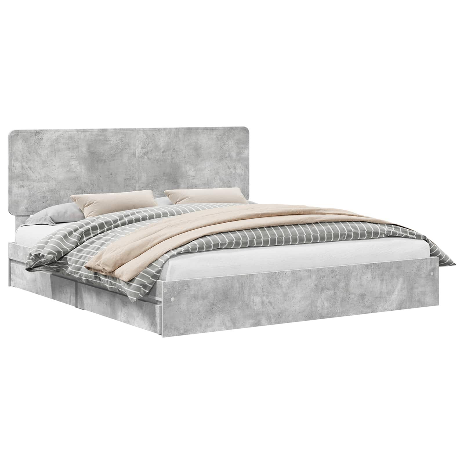 Ein modernes Plattformbett mit grauem gepolstertem Kopfteil, ausgestattet mit ordentlich angeordneter beigefarbener und grauer Bettwäsche und Kissen.