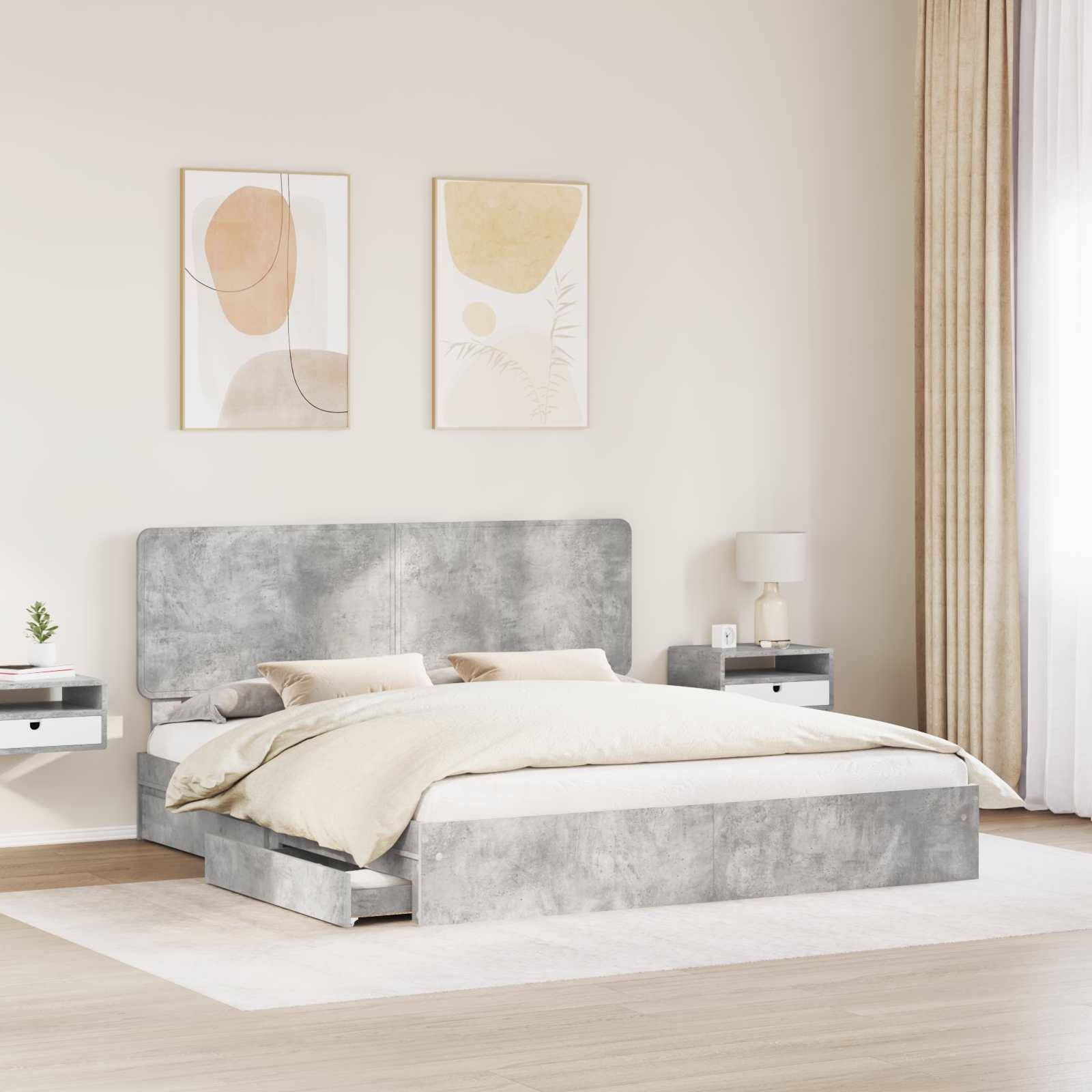 Ein modernes Schlafzimmer mit einem grauen Bett, weißer Bettwäsche und zwei abstrakten Gemälden. Helle Holzböden und ein großes Fenster mit durchsichtigen Vorhängen.