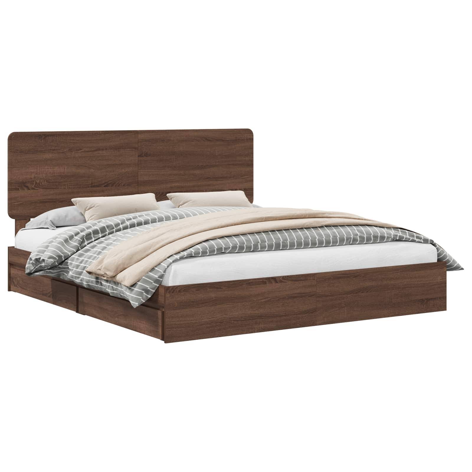 Ein Holzbett mit einem großen Kopfteil, zwei Schubladen darunter und Bettwäsche, einschließlich Kissen und einer grün gestreiften Decke.