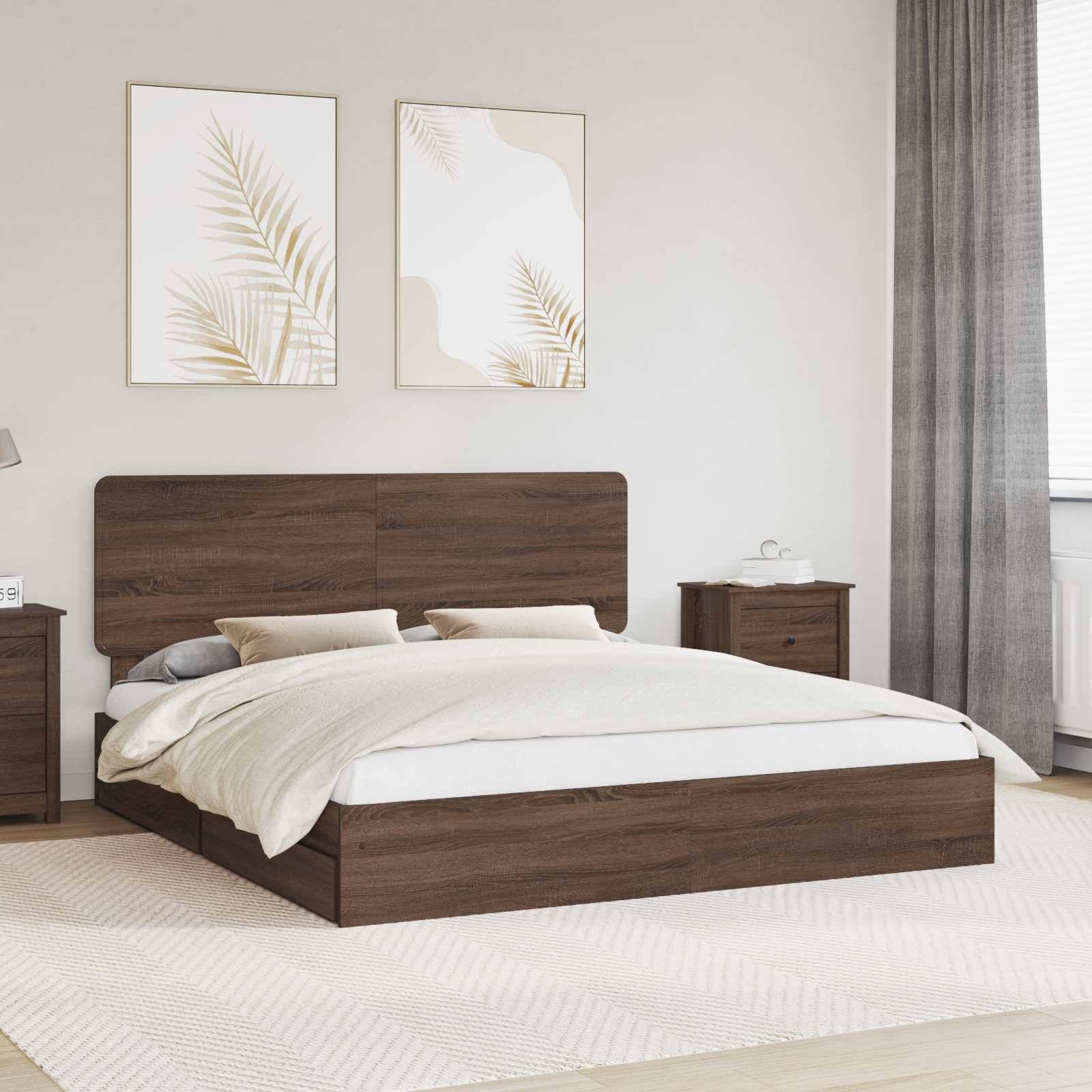 Ein modernes Schlafzimmer mit einem Holzbett, neutraler Bettwäsche, zwei gerahmten Blatt-Kunstwerken an der Wand und einem Nachttisch mit einer Uhr und einer Lampe.