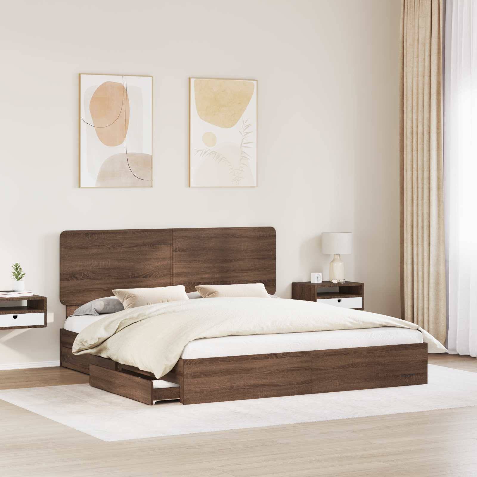 Modernes Schlafzimmer mit einem Holzbett, weißer Bettwäsche, zwei schwebenden Nachttischen, abstrakter Kunst an der Wand und natürlichem Licht von einem großen Fenster.