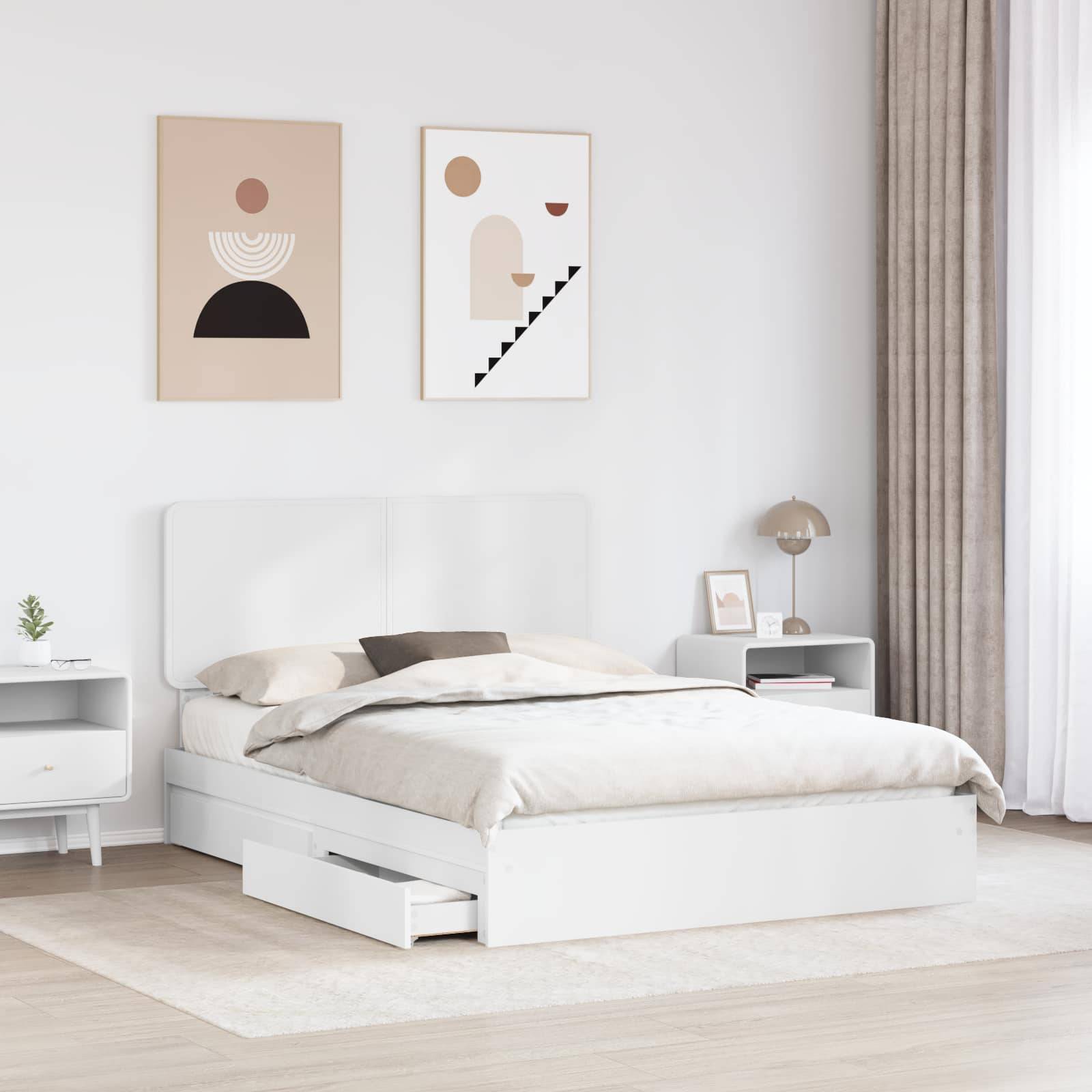 Ein minimalistisches Schlafzimmer mit einem weißen Bett, heller Bettwäsche, zwei abstrakten Kunstwerken über dem Bett, einer Lampe auf der rechten Seite und einem Nachttisch auf der linken Seite.