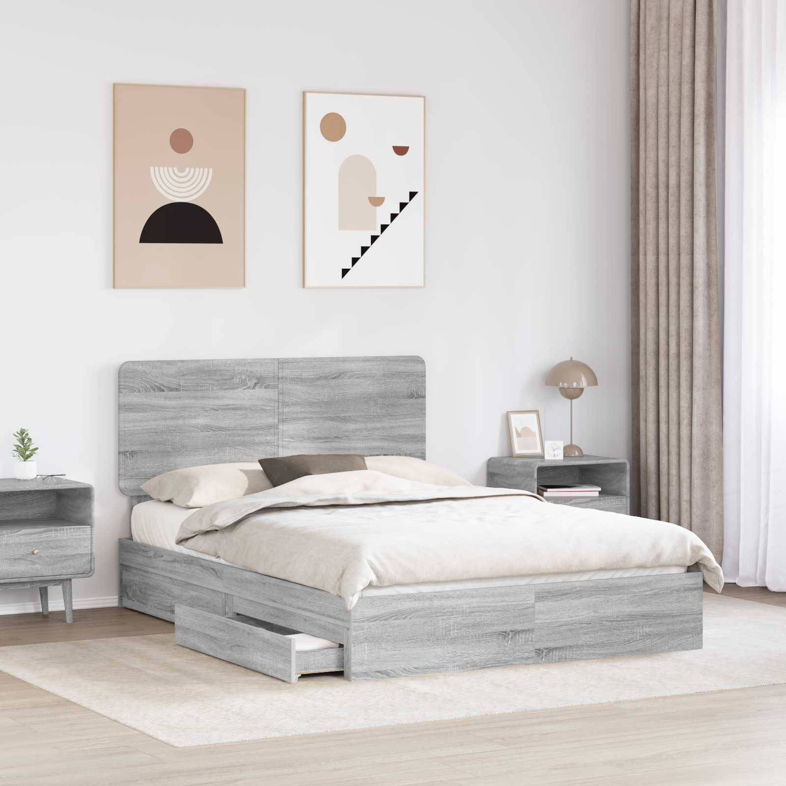 Ein modernes Schlafzimmer verfügt über ein graues Holzbett mit weißer Bettwäsche, zwei Nachttische, Lampen und abstrakte Kunst an der Wand.