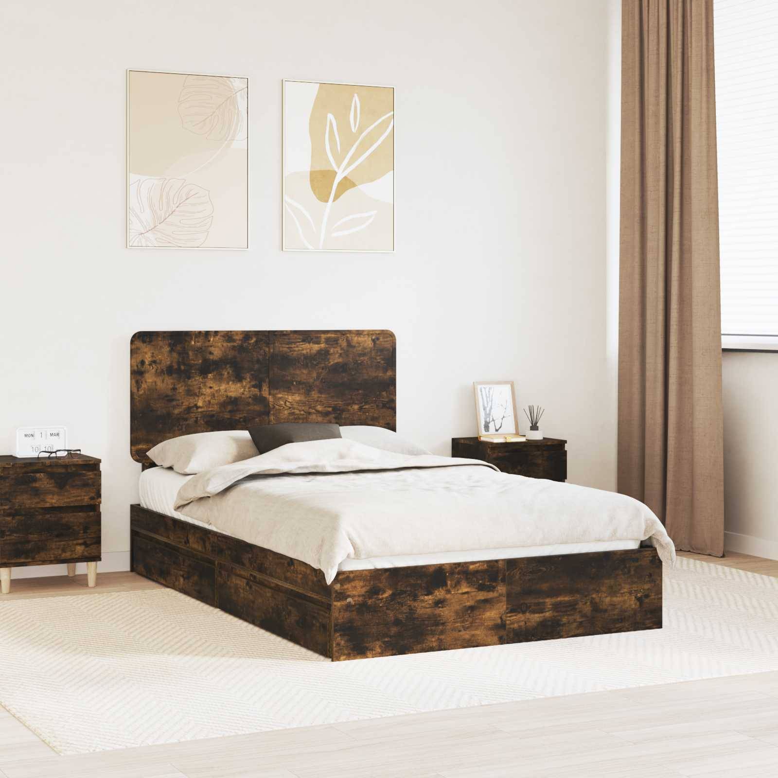 Ein Schlafzimmer mit einem Holzbett mit beigefarbener Bettwäsche, zwei Nachttischen, abstrakter Kunst darüber und einem Fenster mit braunen Vorhängen auf der rechten Seite.