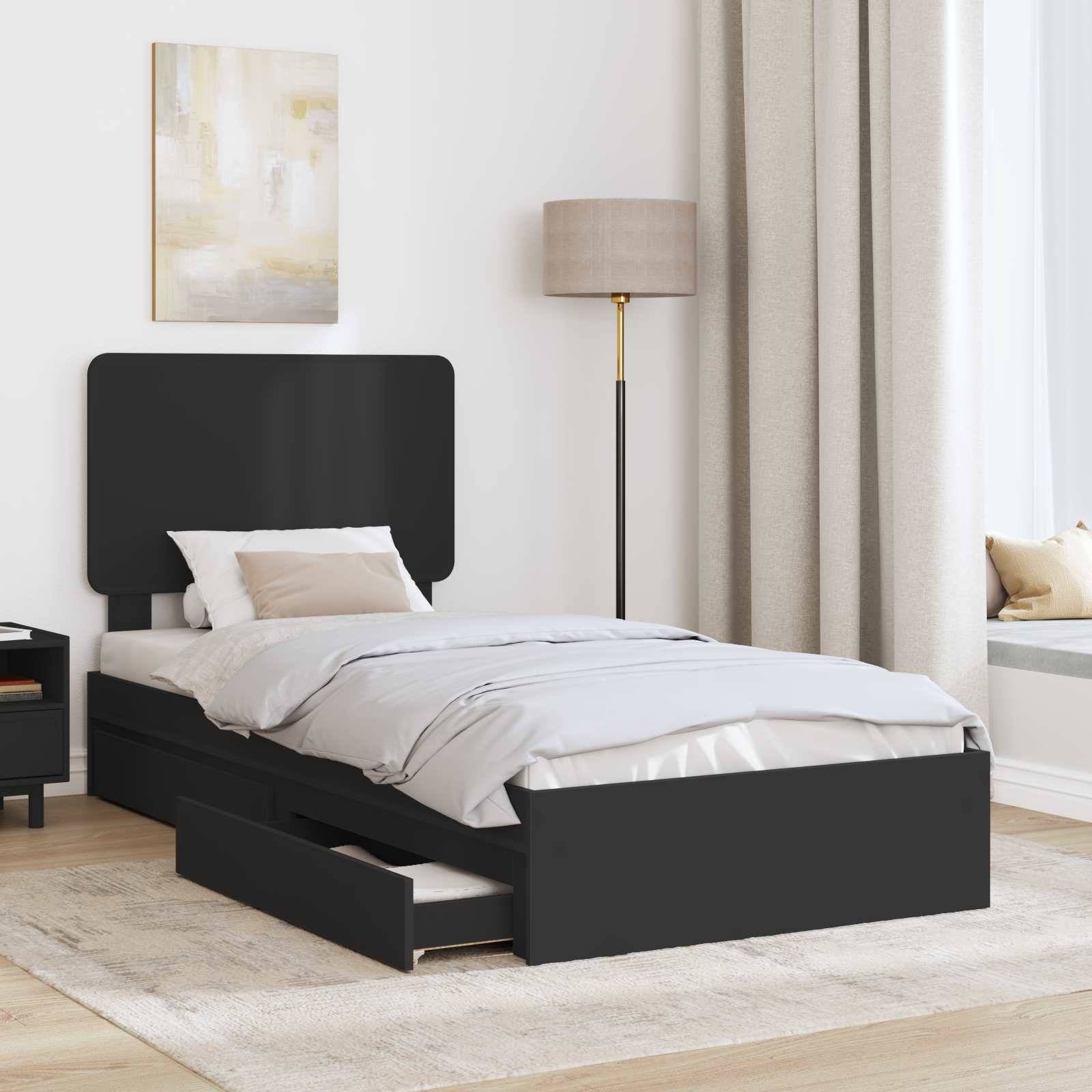 Ein modernes Schlafzimmer mit einem dunklen Bett mit einer offenen Schublade unter dem Bett. Ein Gemälde und eine Lampe befinden sich auf der linken Seite; ein gepolsterter Fensterplatz auf der rechten Seite.