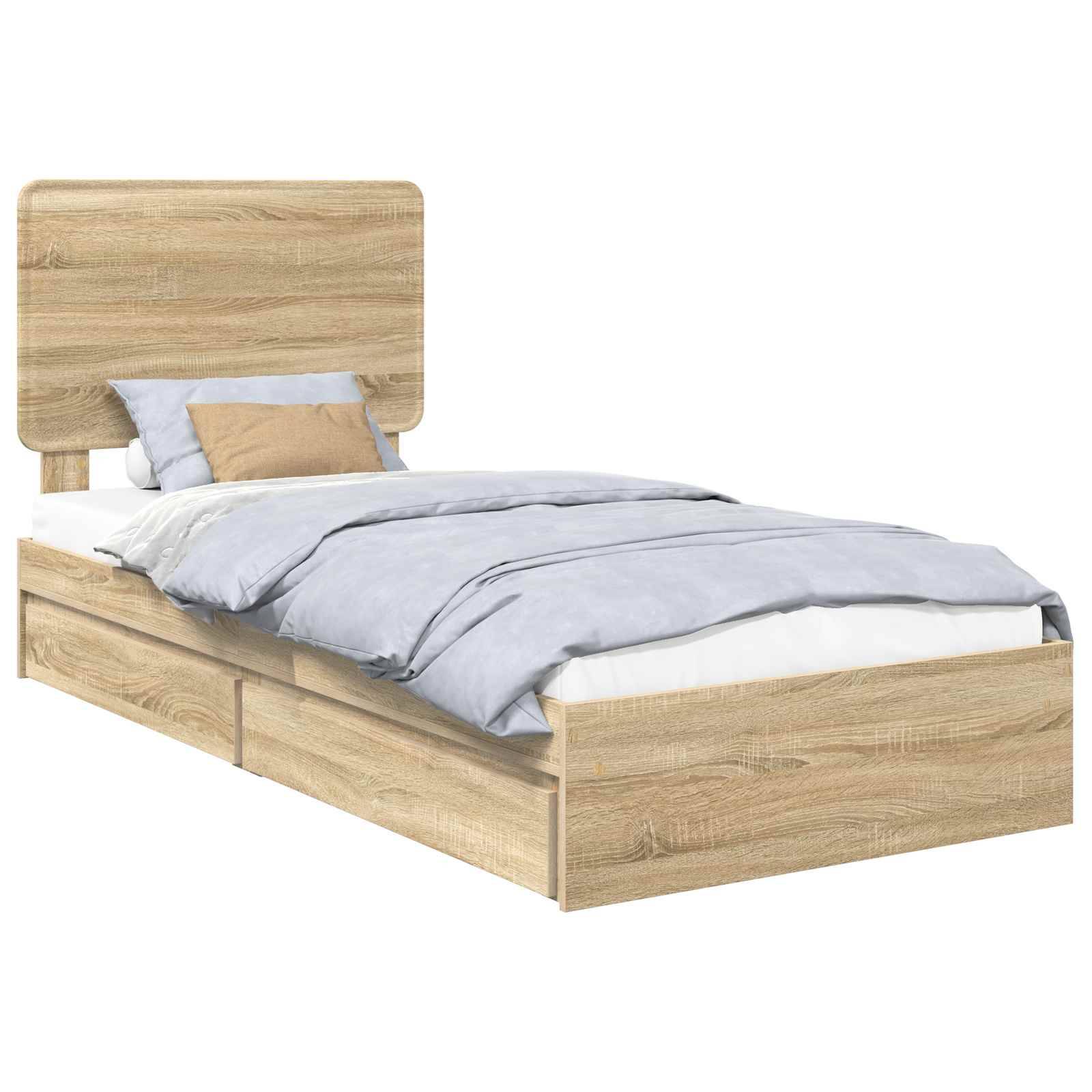 Ein Holzbett mit Kopfteil, hellgraue Bettwäsche, zwei Schubladen darunter und beige-weißen Kissen, vor einem weißen Hintergrund.