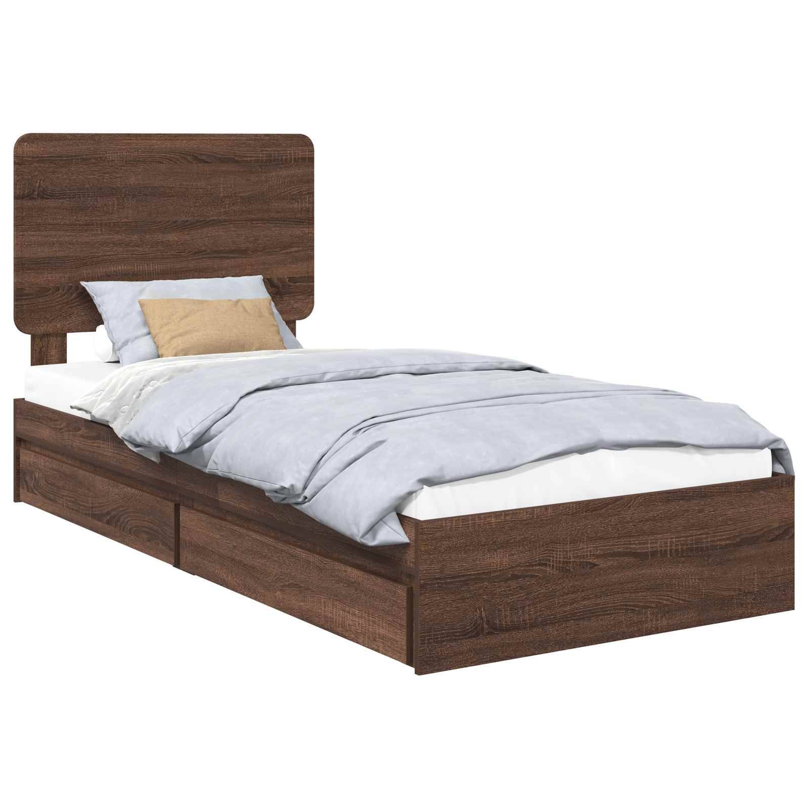 Ein Holzbett mit einem hohen Kopfteil, das eine hellblaue Bettdecke, weiße Laken und ein beiges Kissen trägt. Unter dem Bett befinden sich zwei Schubladen.