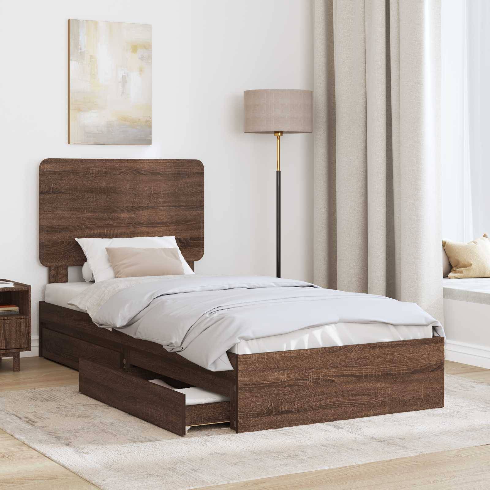 Ein modernes Schlafzimmer mit einem Holzbett mit Schubladen zum Verstauen, weißer Bettwäsche, einem Nachttisch mit einer Lampe und einem Fenster mit Vorhängen.