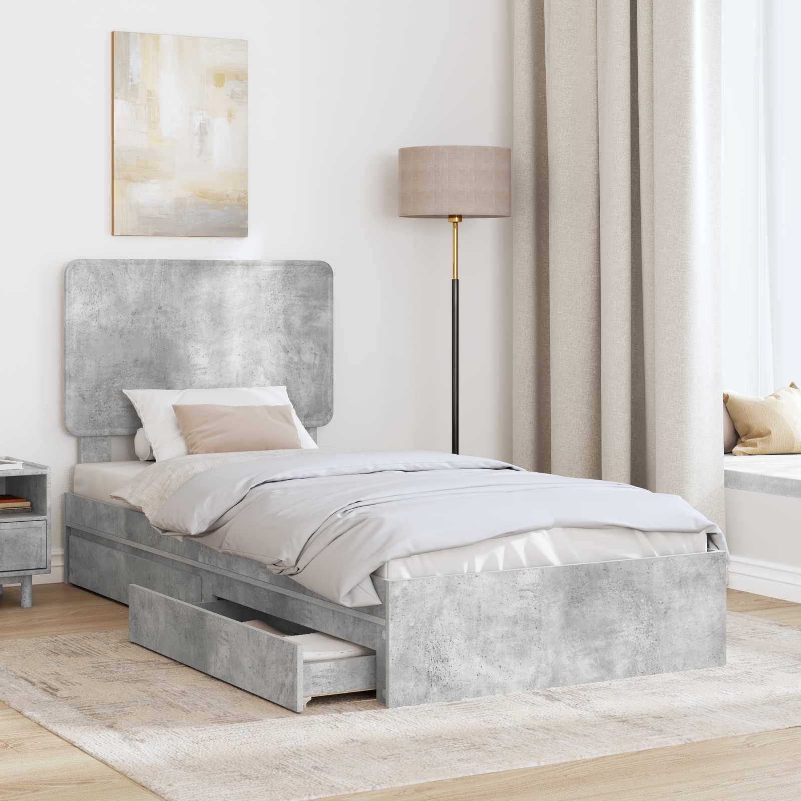 Ein modernes Schlafzimmer mit einem grauen Bett mit Schubladen zum Verstauen, einer beigen Lampe, abstrakter Kunst und einer Fensterbank mit Kissen.