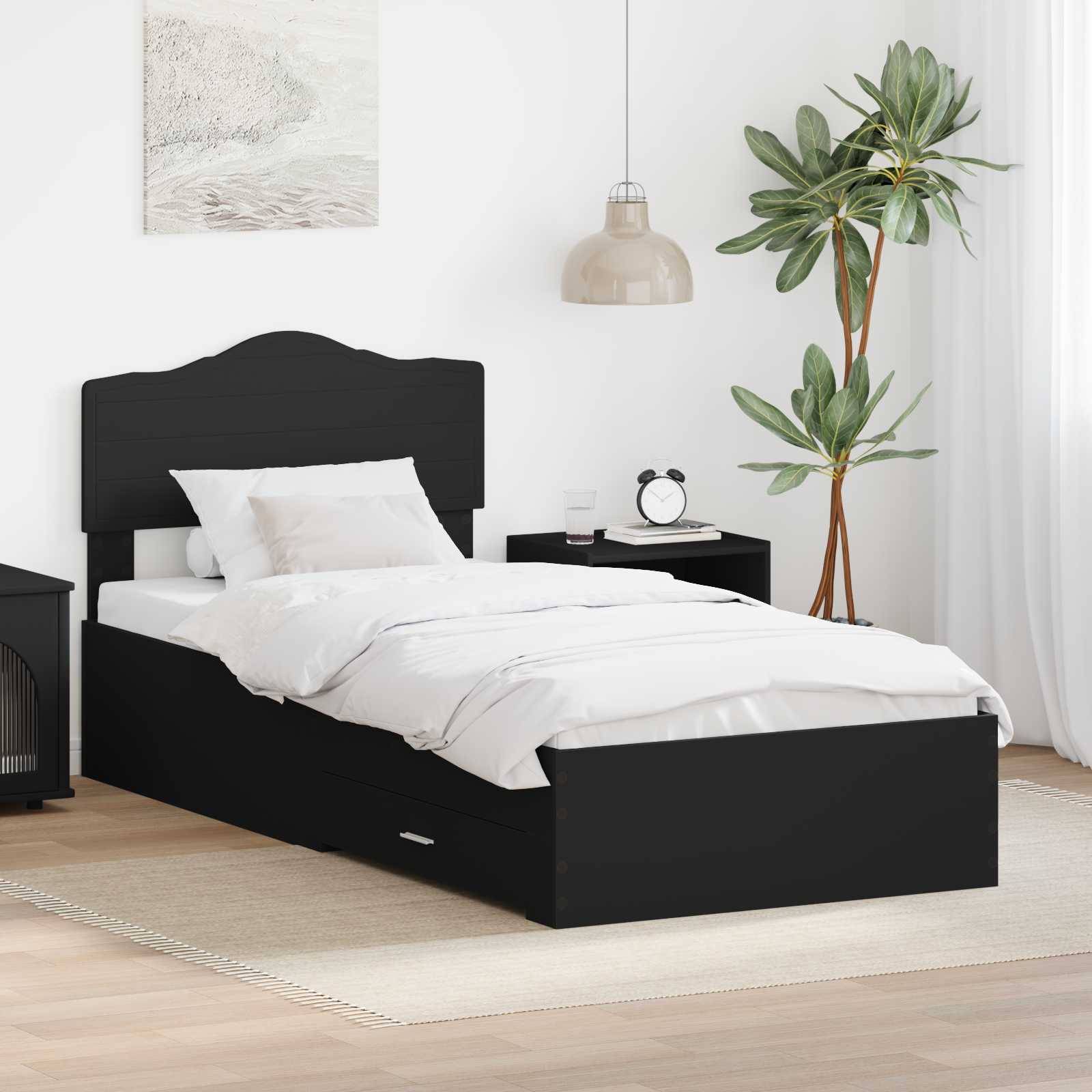 Ein modernes Schlafzimmer mit einem schwarzen Bett, weißer Bettwäsche, einem Nachttisch mit einer Uhr und einem Buch, einer Topfpflanze und einer Pendelleuchte.