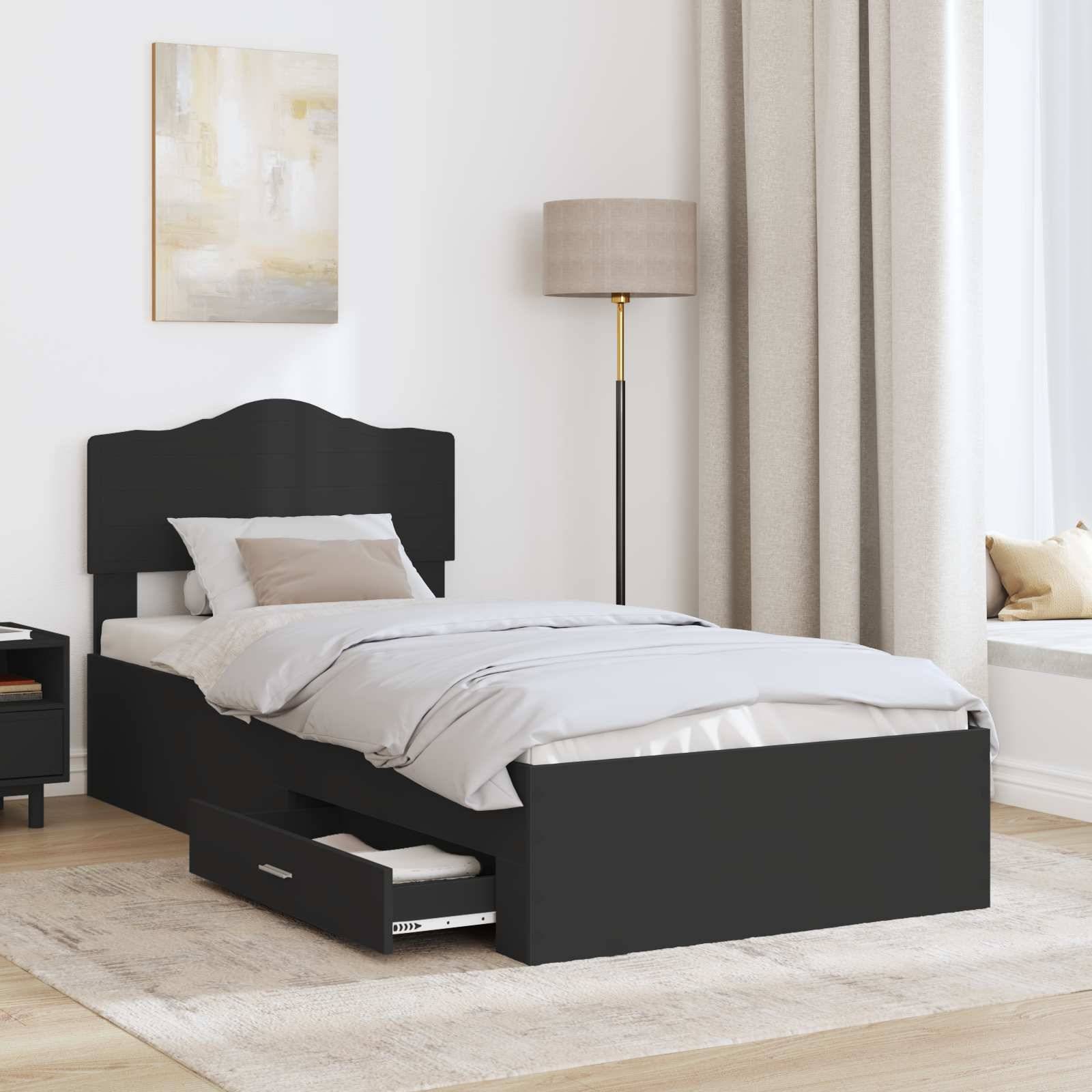 Ein modernes Schlafzimmer mit einem Einzelbett mit schwarzem Rahmen und einer großen Schublade darunter, einem Nachttisch, einer Lampe und einer Fensterbank zum Sitzen.