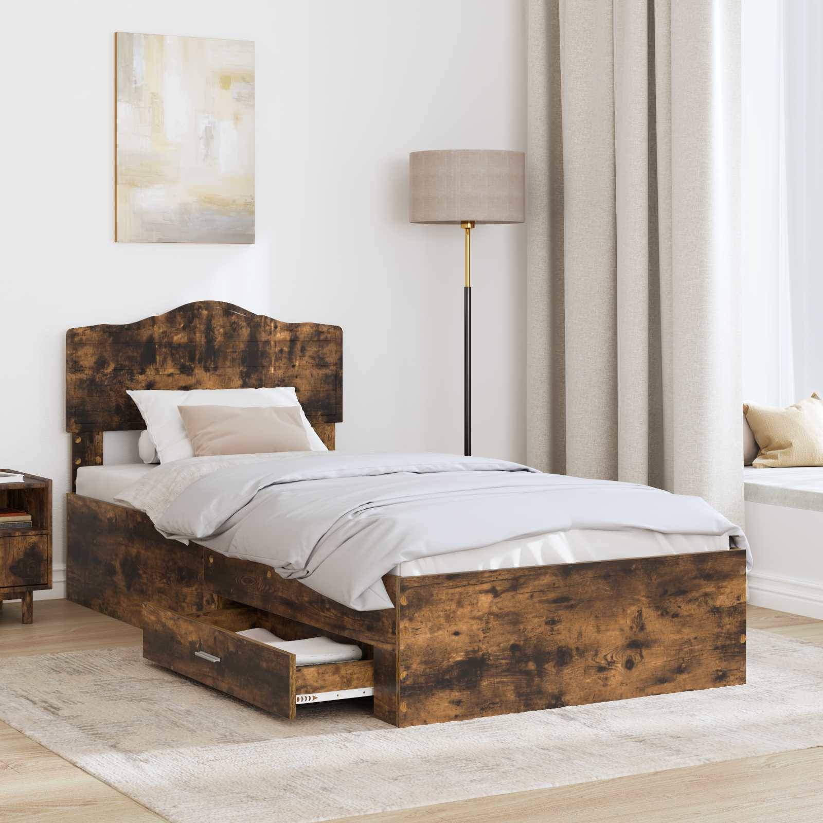 Ein modernes Schlafzimmer mit einem Holzbett mit Stauraum, weißer Bettwäsche, einem Nachttisch, einer Stehlampe und abstrakter Wandkunst.