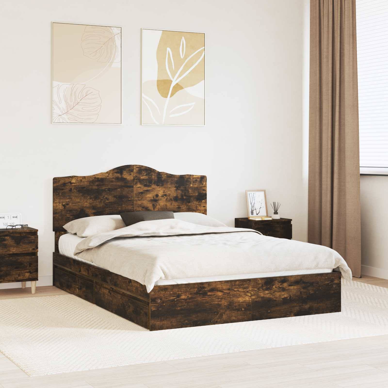 Ein gemütliches Schlafzimmer mit einem Holzbett mit weißer Bettwäsche, zwei passenden Nachttischen, abstrakter Wandkunst und einem großen Fenster mit Vorhängen.