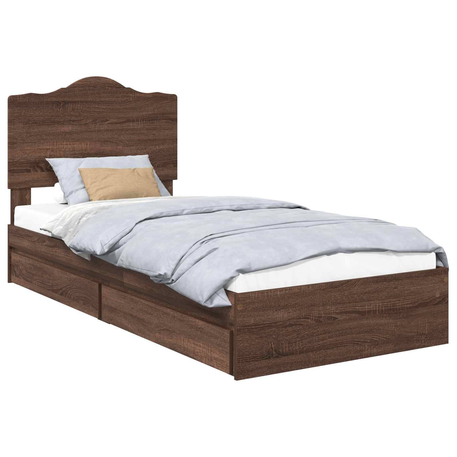 Ein Holzbett mit hohem Kopfteil, hellblaue Bettwäsche und zwei Kissen - eines weiß und eines beige - wird aus einer seitlichen Perspektive gezeigt.
