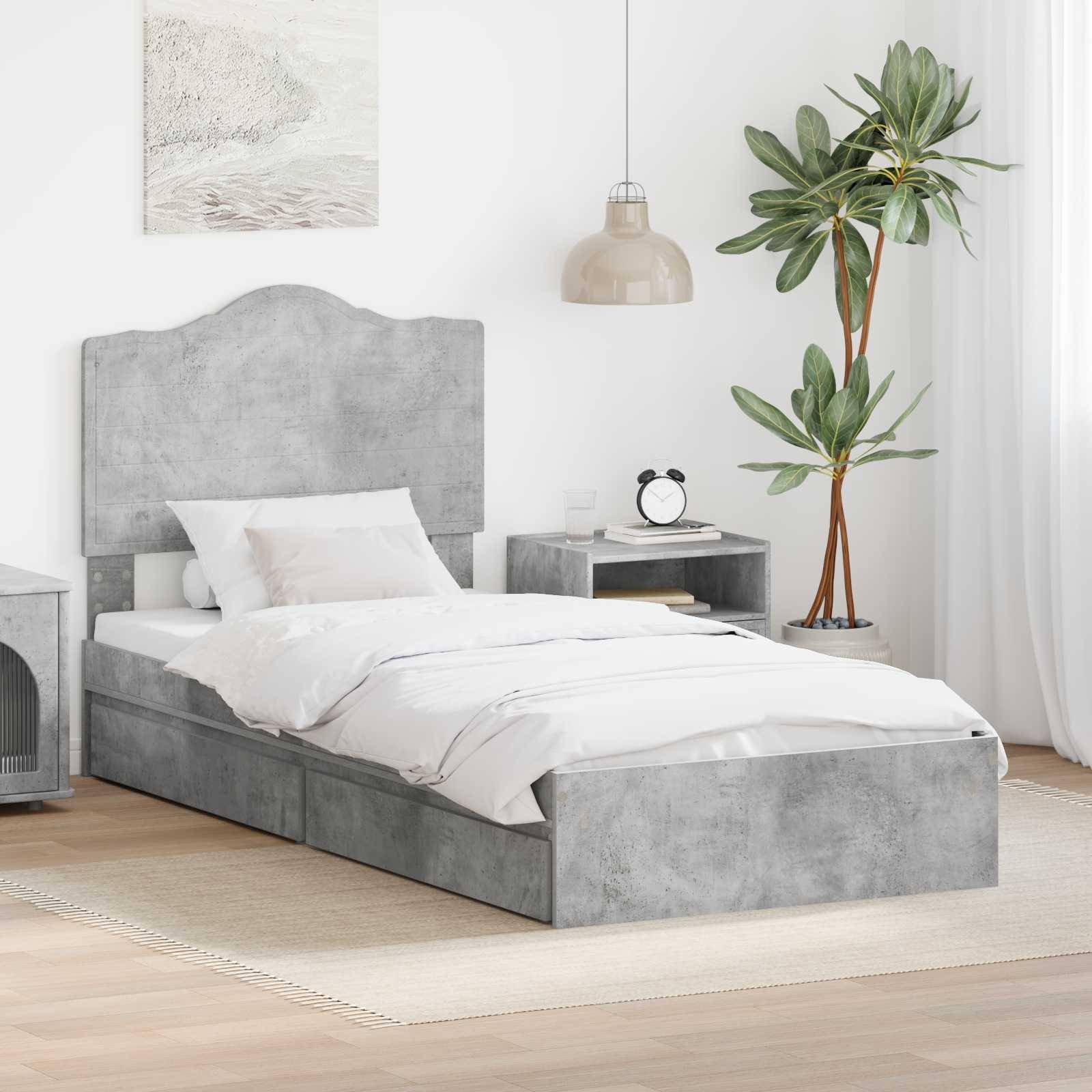 Ein minimalistisches Schlafzimmer mit einem grauen Bett, weißer Bettwäsche, passendem Nachttisch, einer Topfpflanze und einer Pendelleuchte darüber. Neutrale Farbpalette.